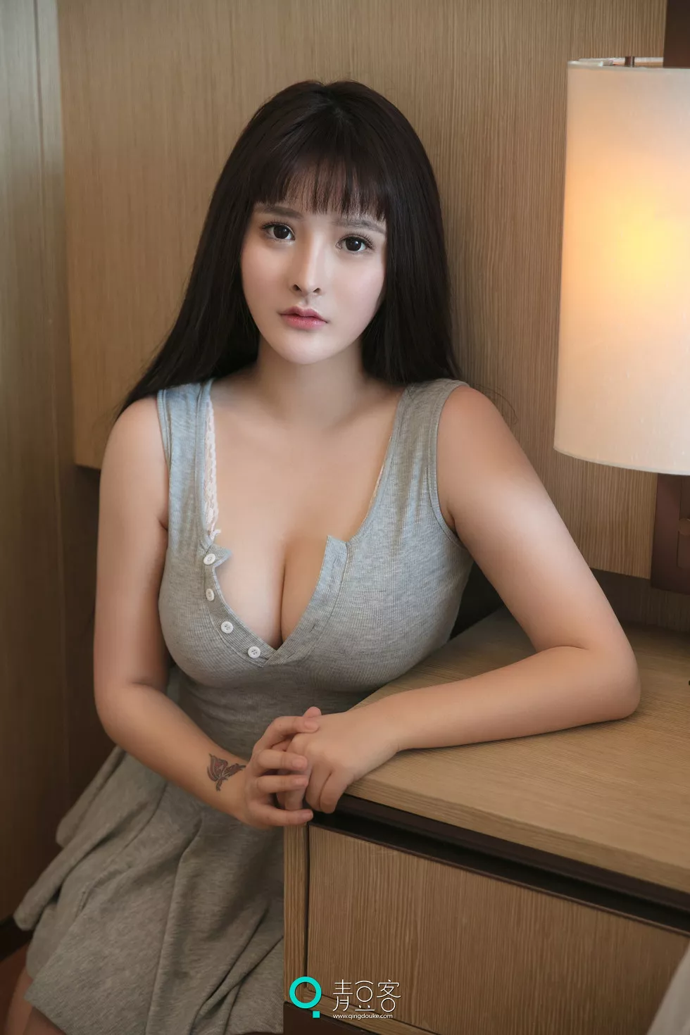 [青豆客Qingdouke]2017.07.16_嫩模杨漫妮居家私房连身裙开胸秀傲人豪乳诱惑写真52P