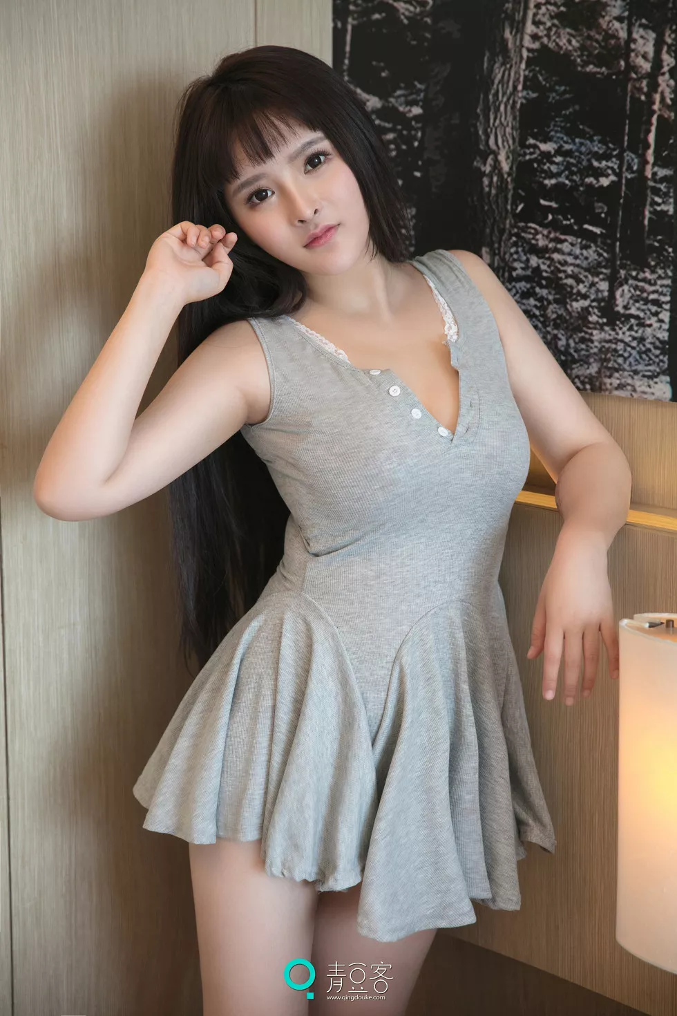 [青豆客Qingdouke]2017.07.16_嫩模杨漫妮居家私房连身裙开胸秀傲人豪乳诱惑写真52P