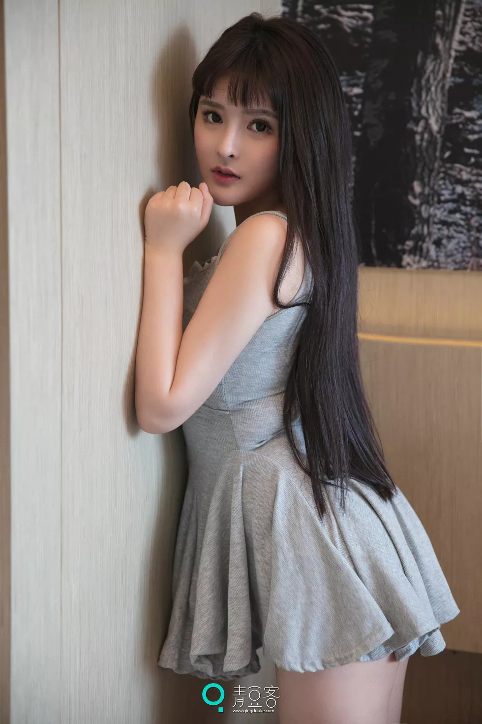[青豆客Qingdouke]2017.07.16_嫩模杨漫妮居家私房连身裙开胸秀傲人豪乳诱惑写真52P