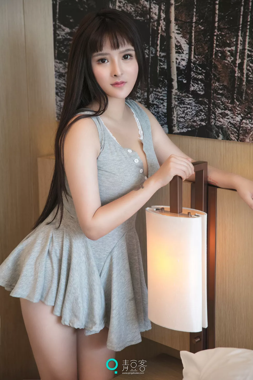 [青豆客Qingdouke]2017.07.16_嫩模杨漫妮居家私房连身裙开胸秀傲人豪乳诱惑写真52P