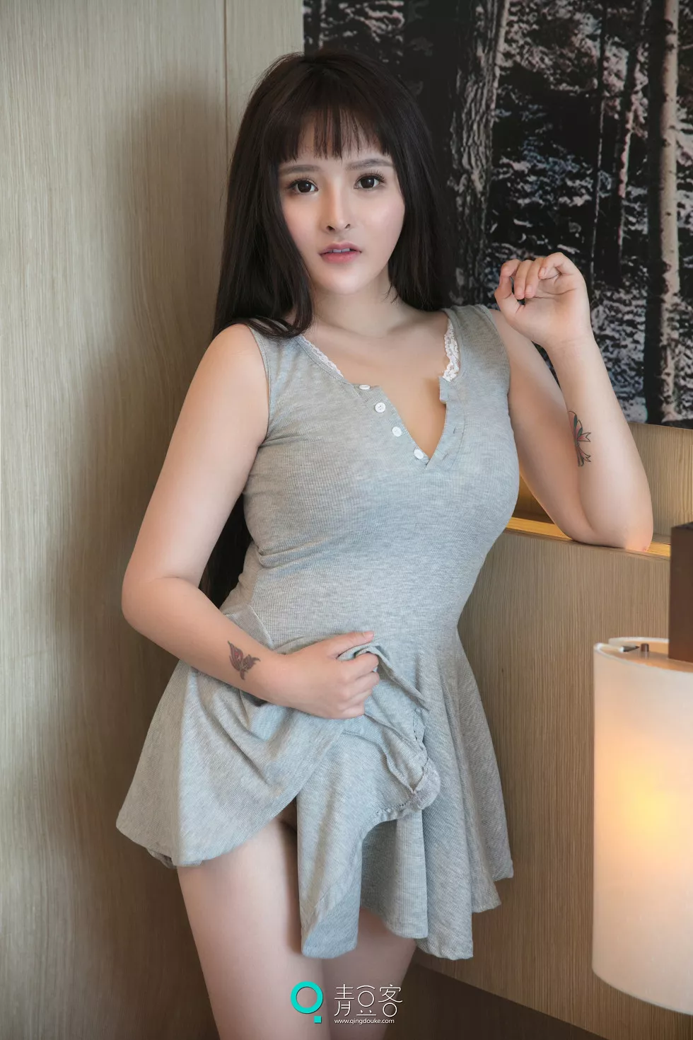 [青豆客Qingdouke]2017.07.16_嫩模杨漫妮居家私房连身裙开胸秀傲人豪乳诱惑写真52P