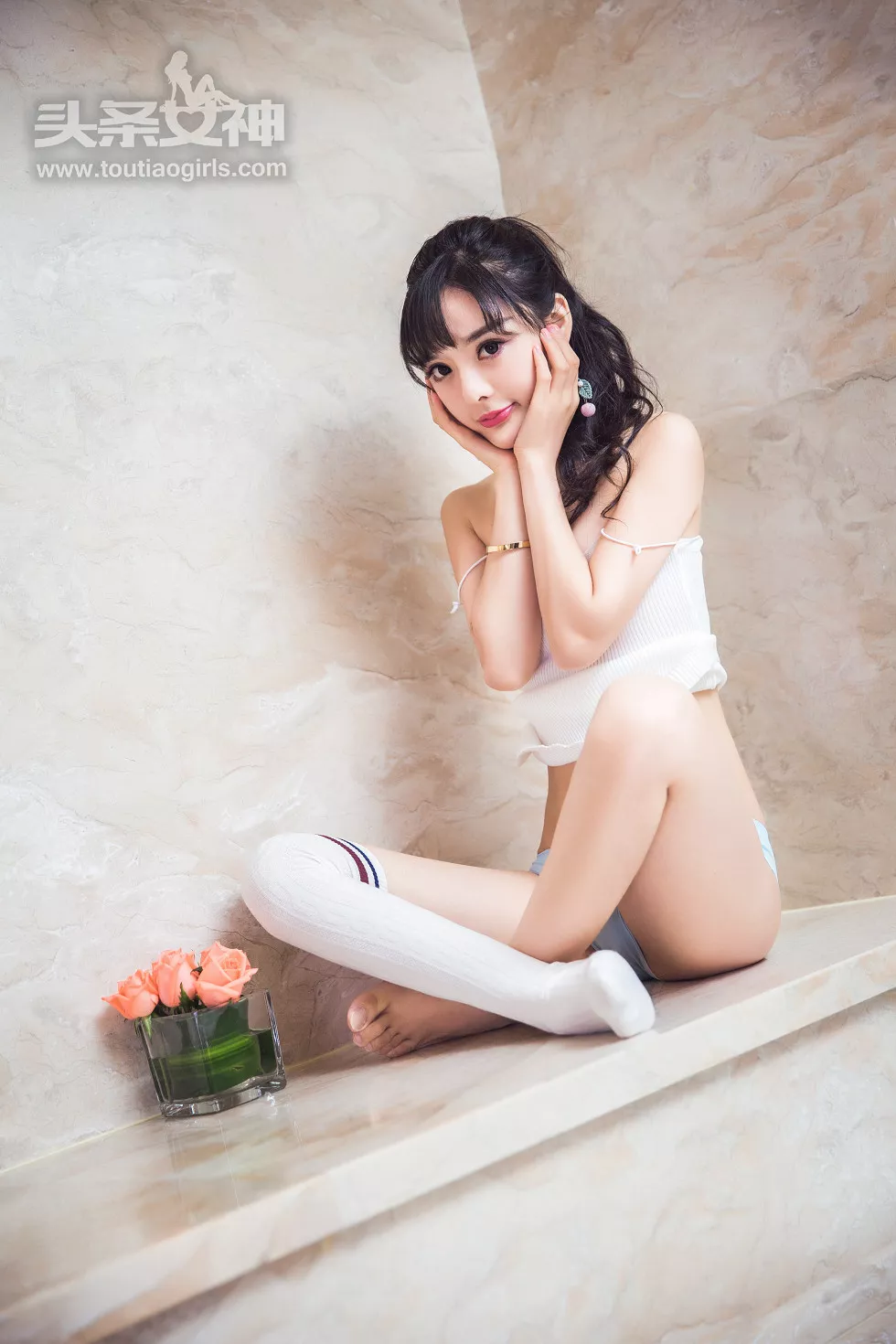 [Toutiao头条女神]No.402_嫩模周熙妍居家白色吊带背心半脱内裤秀翘臀屁沟诱惑写真61P
