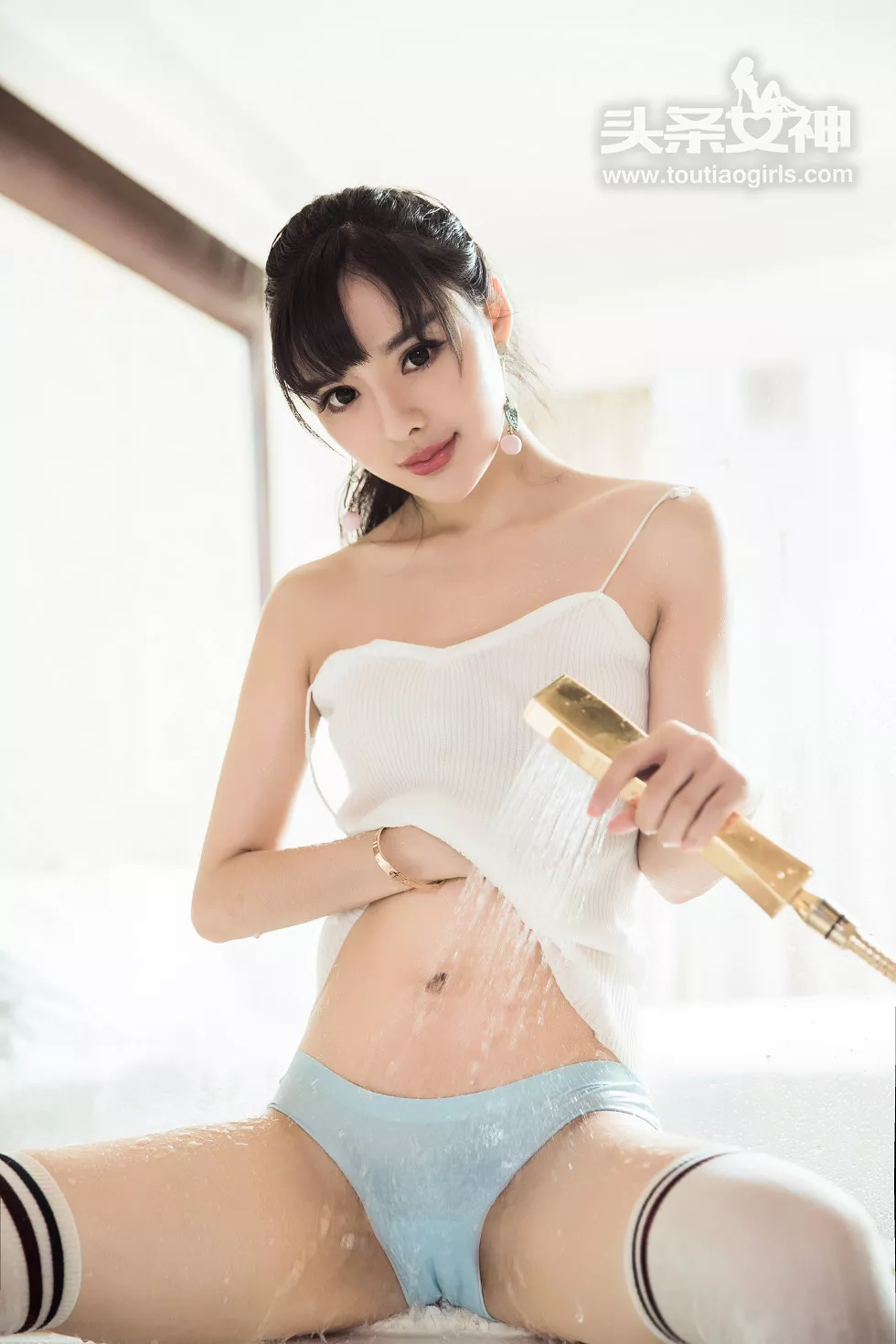 [Toutiao头条女神]No.402_嫩模周熙妍居家白色吊带背心半脱内裤秀翘臀屁沟诱惑写真61P