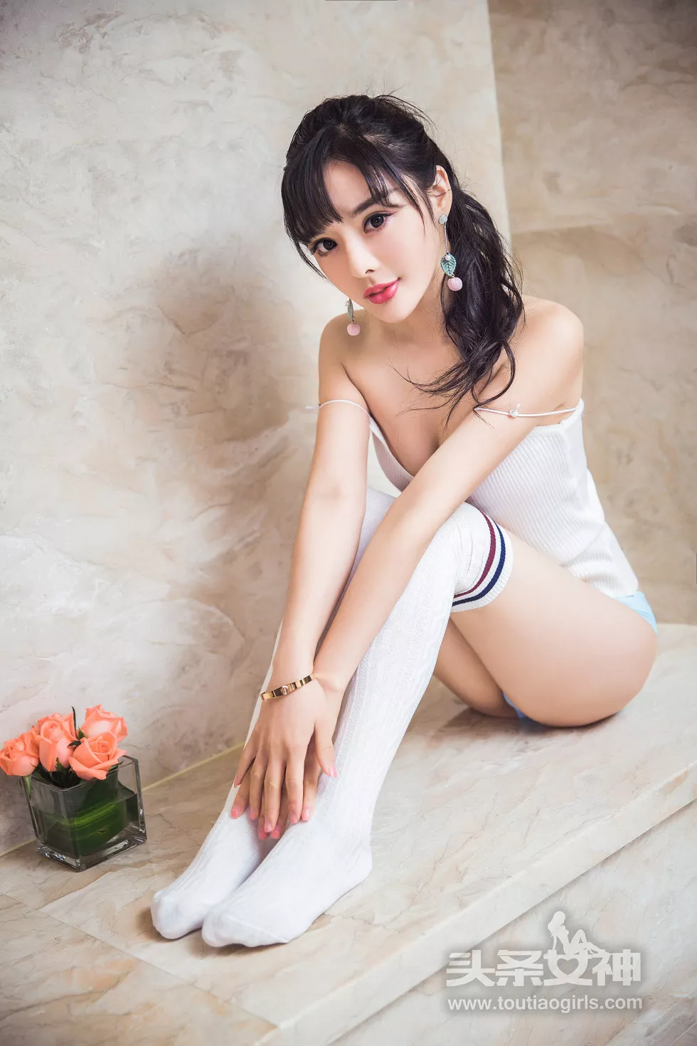 [Toutiao头条女神]No.402_嫩模周熙妍居家白色吊带背心半脱内裤秀翘臀屁沟诱惑写真61P