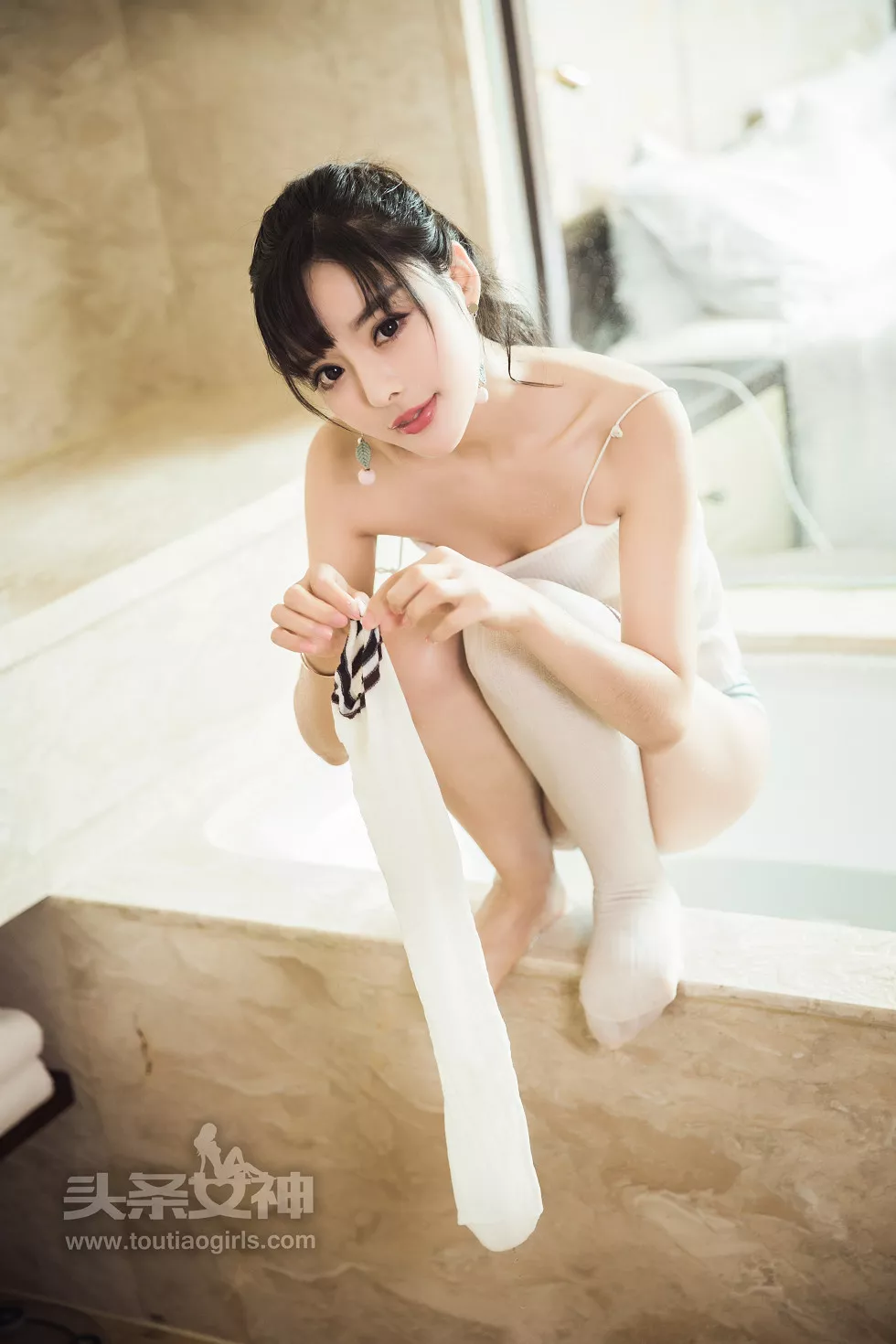 [Toutiao头条女神]No.402_嫩模周熙妍居家白色吊带背心半脱内裤秀翘臀屁沟诱惑写真61P