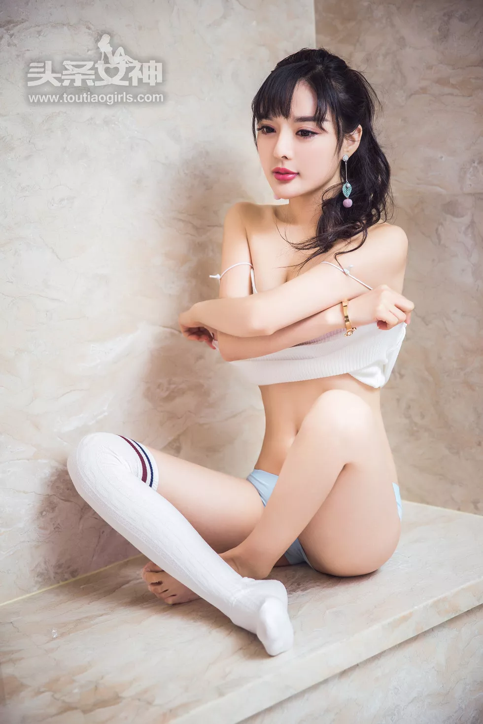 [Toutiao头条女神]No.402_嫩模周熙妍居家白色吊带背心半脱内裤秀翘臀屁沟诱惑写真61P