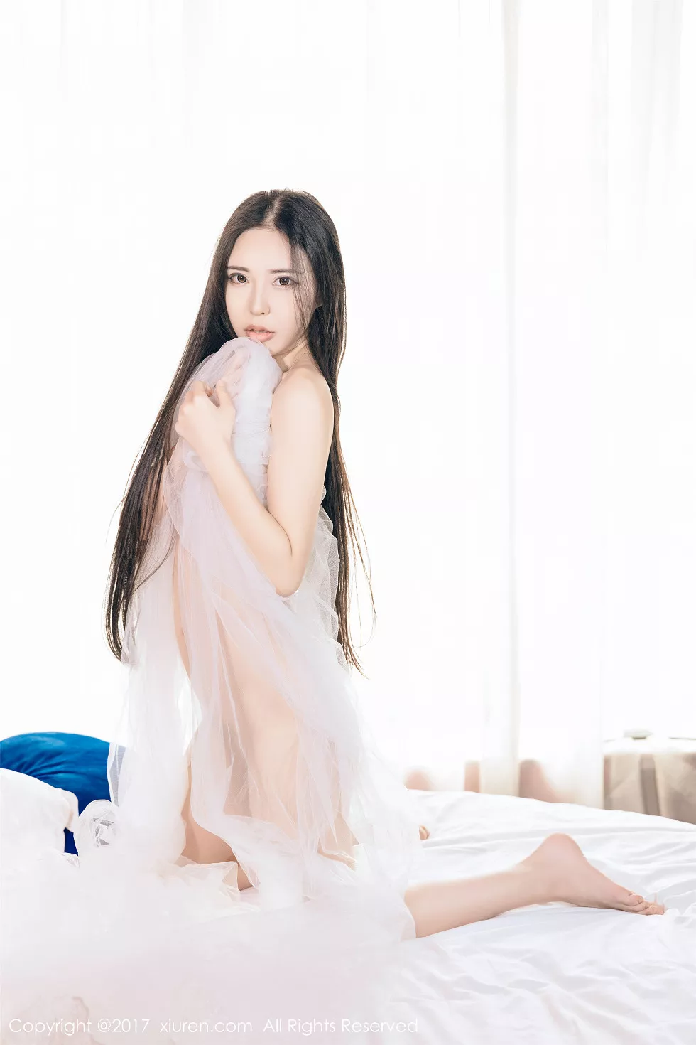XiuRen第818期_嫩模Suki_baby床上雪白婚纱秀完美身姿全脱惹火诱惑写真49P