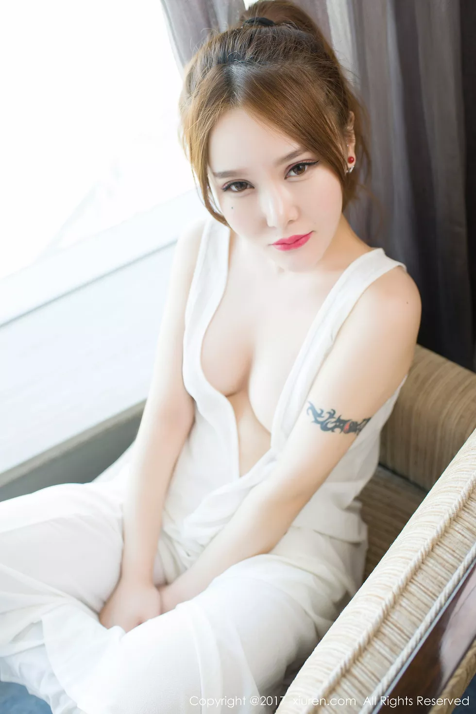 XiuRen第811期_嫩模佑熙白色蕾丝薄纱缕空隐现傲人豪乳透视诱惑写真46P