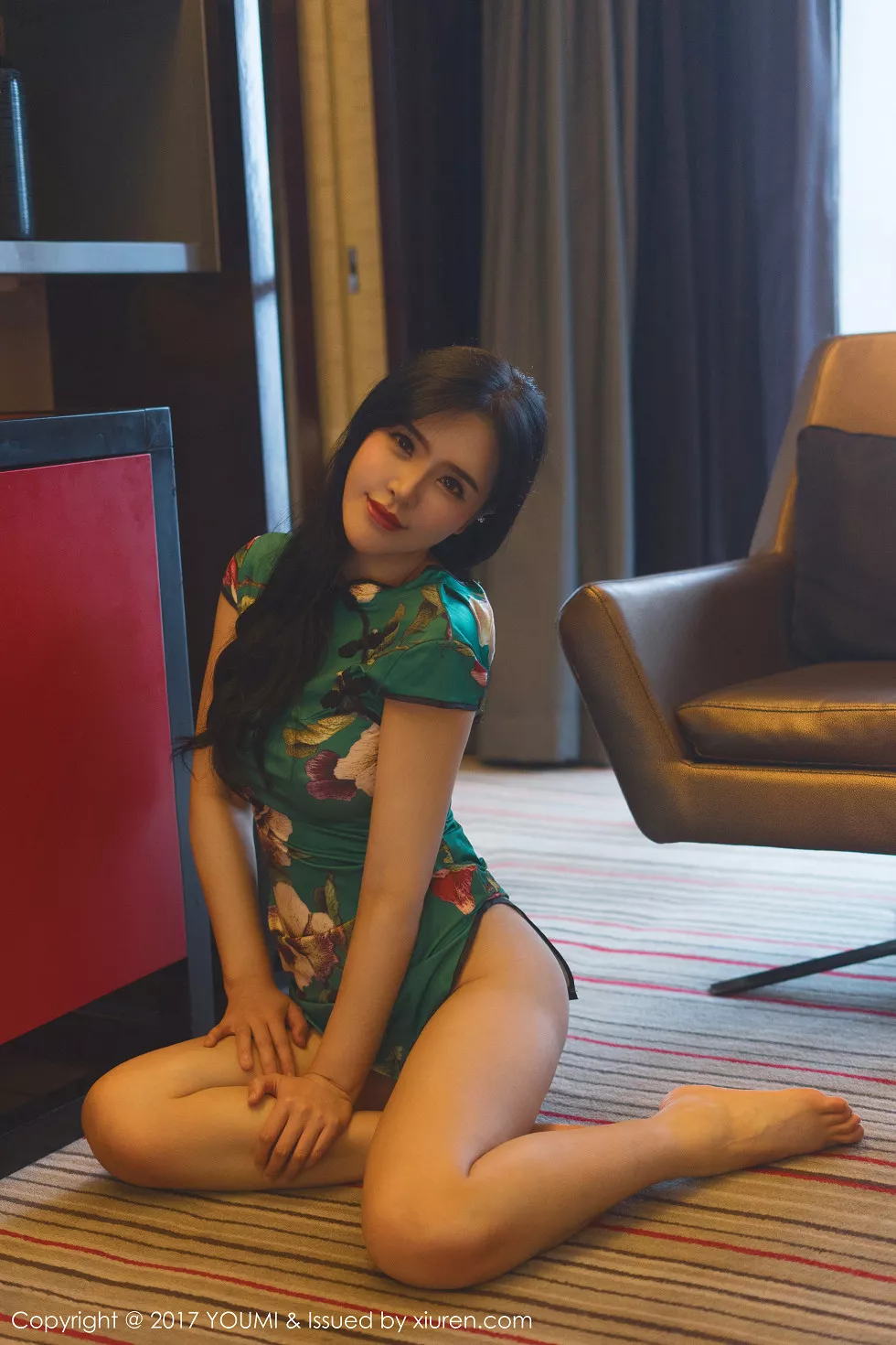 [YouMi尤蜜荟]Vol.073_女神刘钰儿私房真空旗袍装半脱秀豪乳半球撩人诱惑写真40P