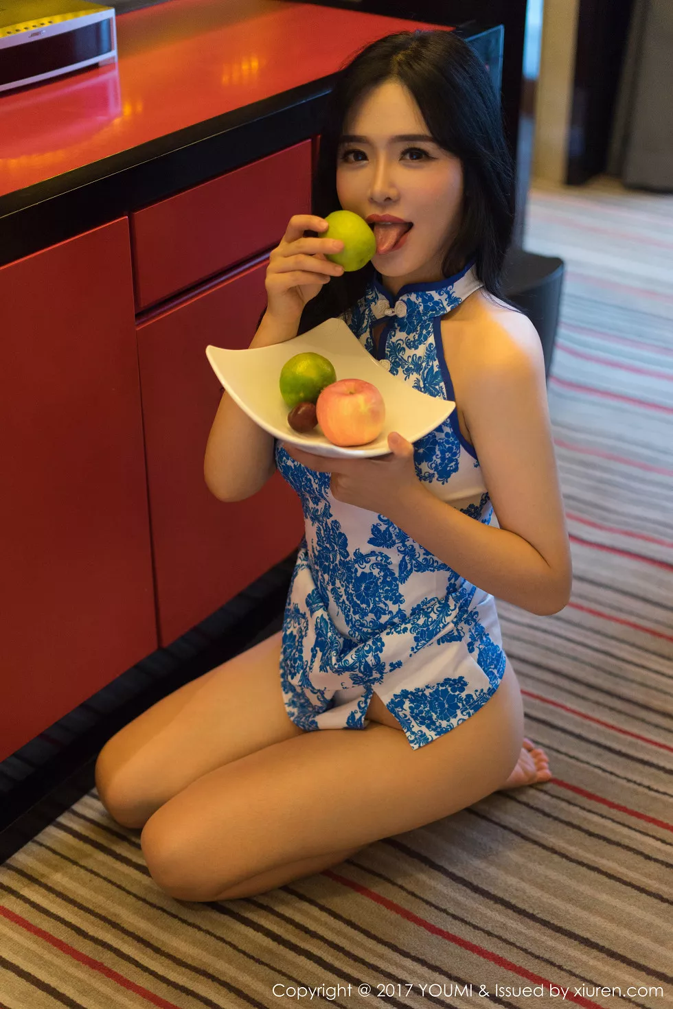 [YouMi尤蜜荟]Vol.073_女神刘钰儿私房真空旗袍装半脱秀豪乳半球撩人诱惑写真40P