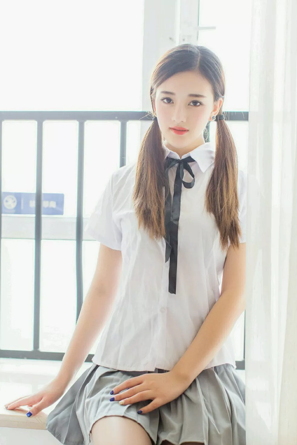 [YouMi尤蜜荟]Vol.087_新人模特娜娜TINA办公室黑丝OL制服秀完美身材靓丽迷人写真40P