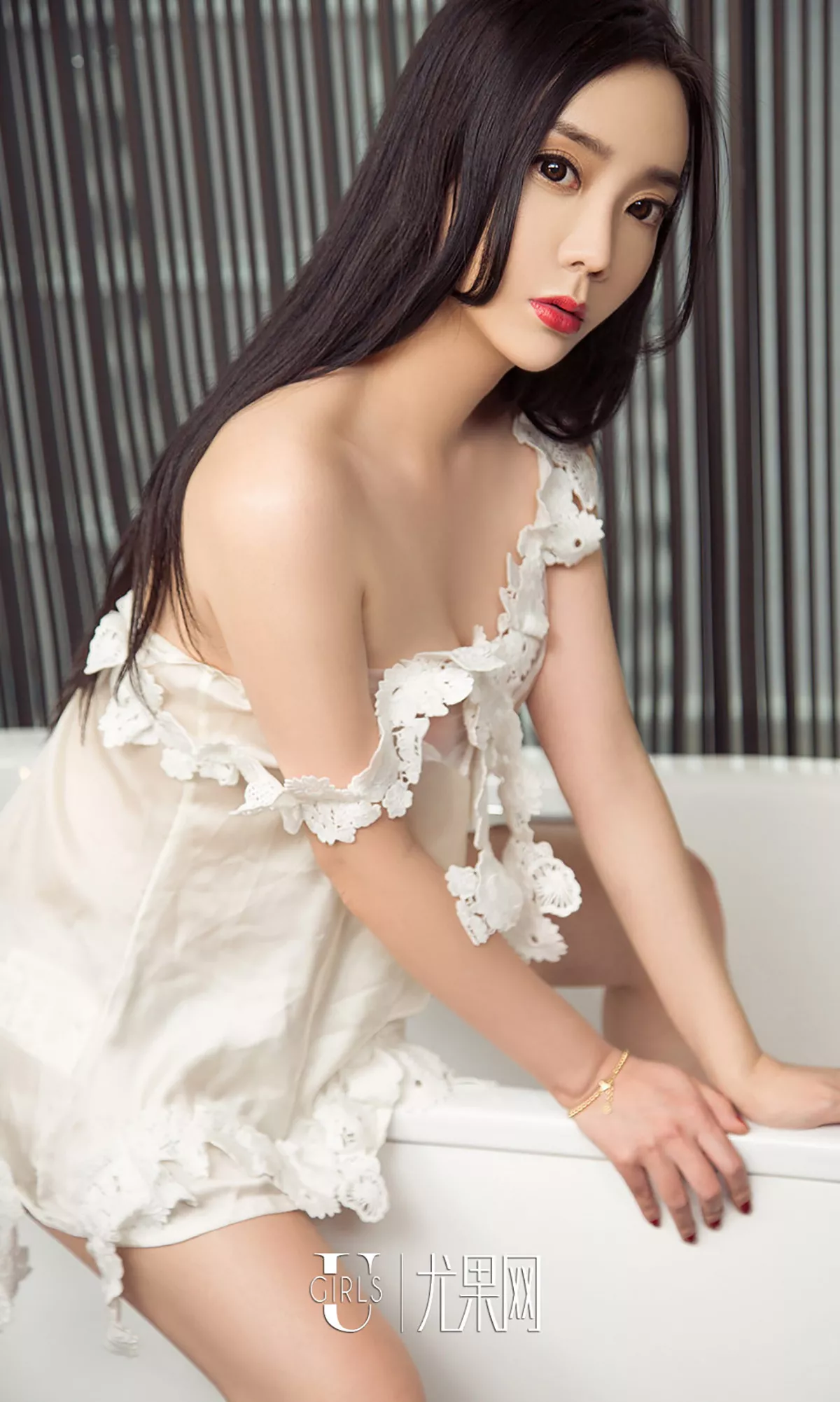 [Ugirls爱尤物]No.1028_冷艳小女神艾米儿居家私房内衣系列秀完美曲线性感写真40P