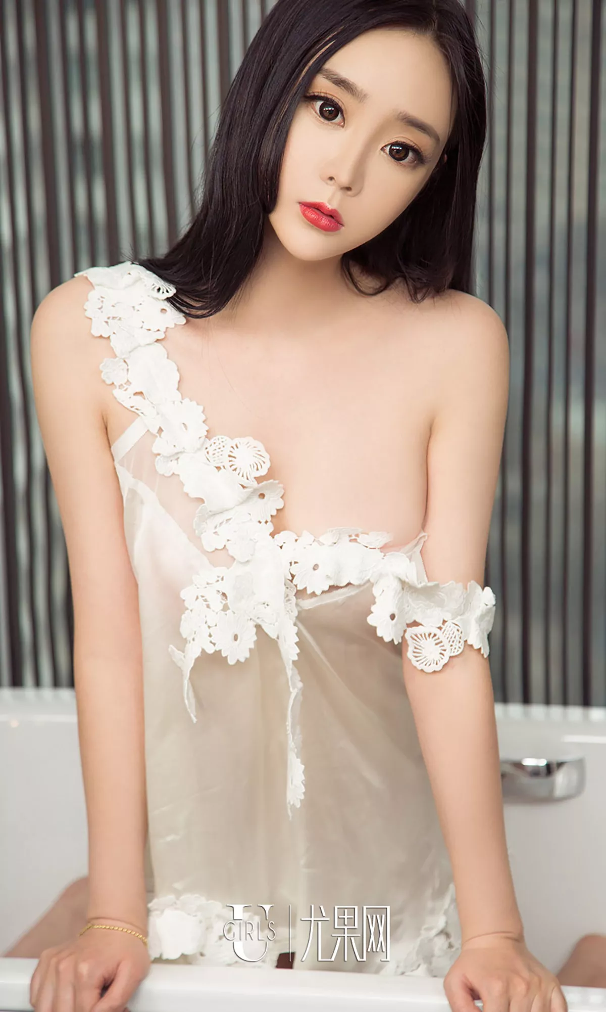 [Ugirls爱尤物]No.1028_冷艳小女神艾米儿居家私房内衣系列秀完美曲线性感写真40P