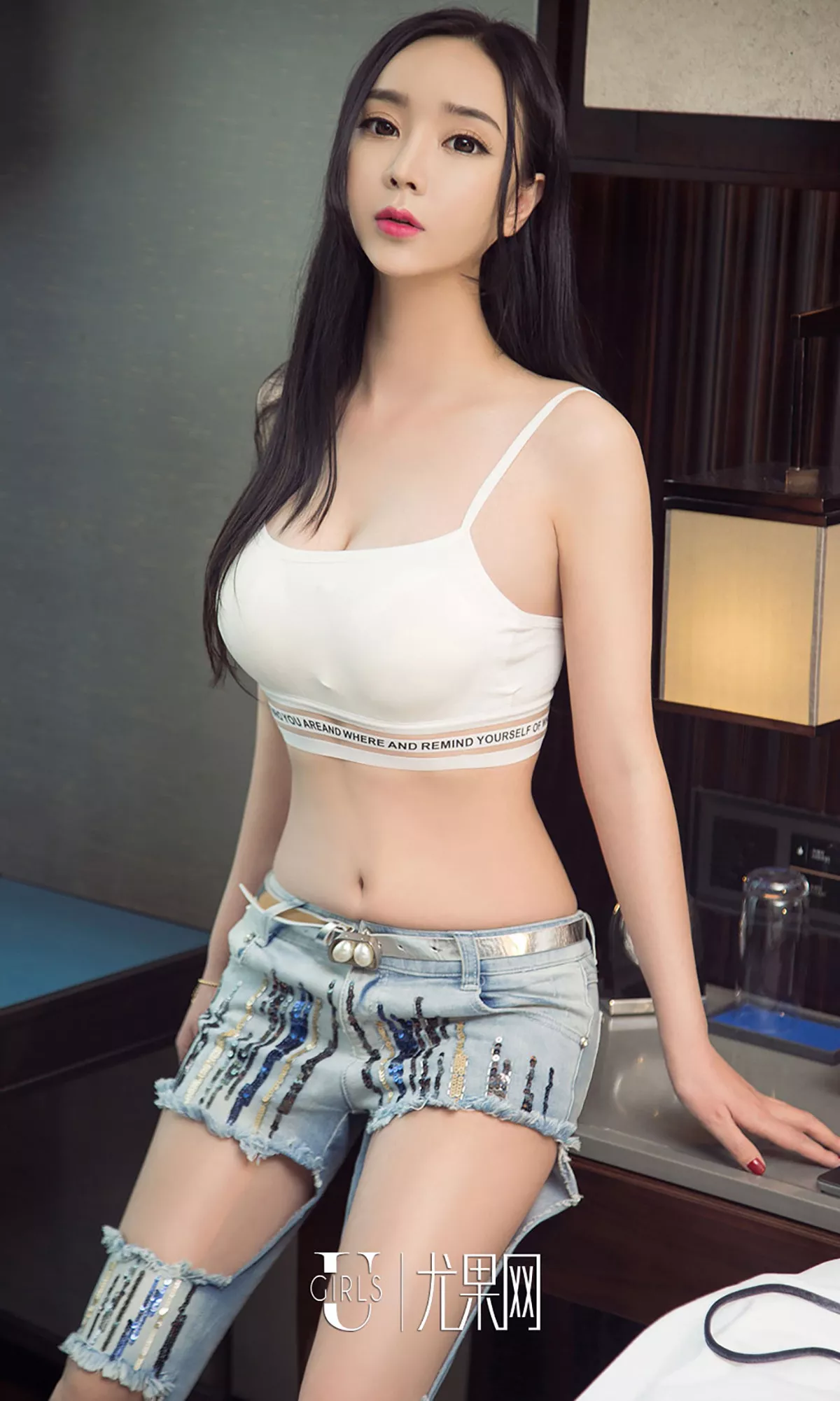 [Ugirls爱尤物]No.1028_冷艳小女神艾米儿居家私房内衣系列秀完美曲线性感写真40P