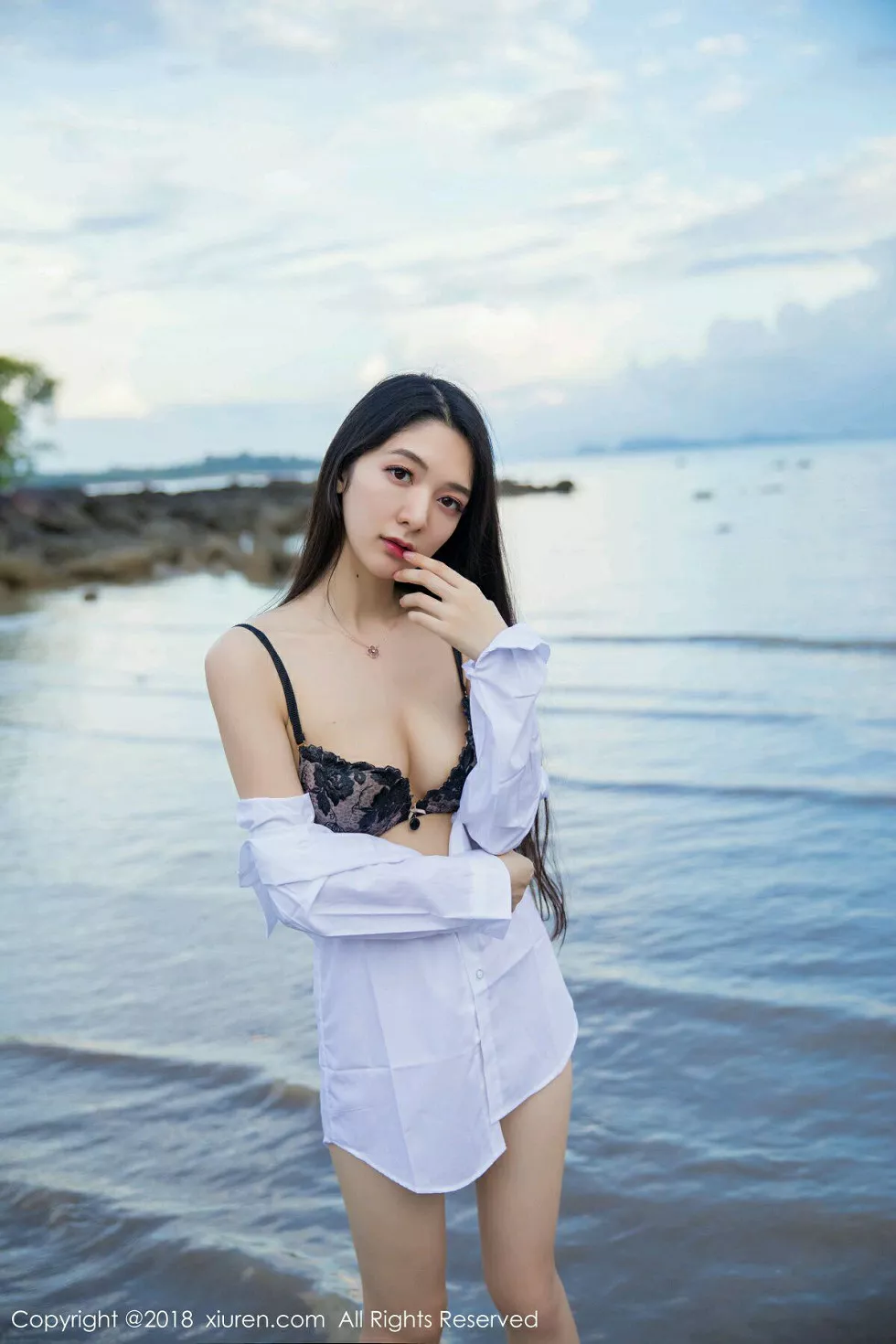 XiuRen第962_嫩模小热巴甲米旅拍性感白衬衫配蕾丝内衣妩媚诱惑写真43P