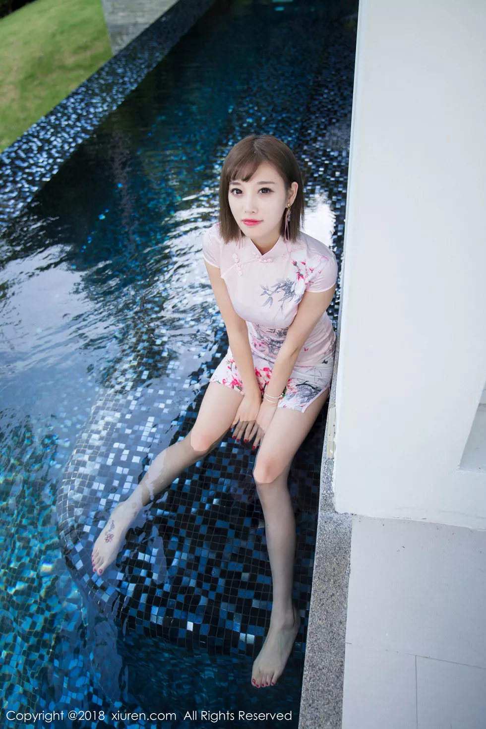XiuRen第993期_甜美女神杨晨晨sugar甲米旅拍粉色旗袍泳池里湿身诱惑写真50P