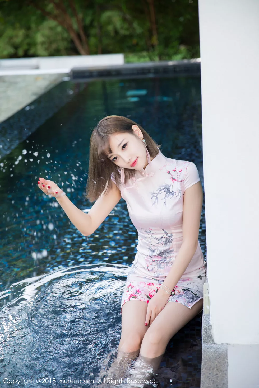 XiuRen第993期_甜美女神杨晨晨sugar甲米旅拍粉色旗袍泳池里湿身诱惑写真50P
