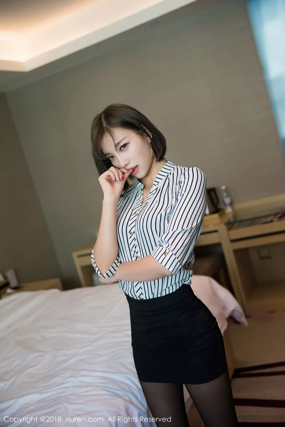 XiuRen第1013期_甜美女神杨晨晨sugar居家职场女性黑短裙配黑丝袜妩媚性感写真52P