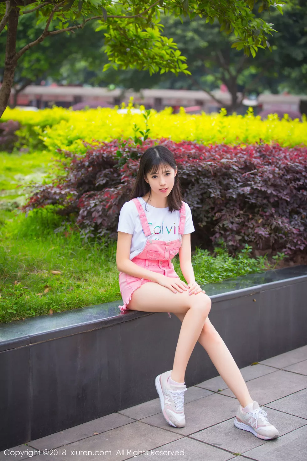XiuRen第1026期_嫩模艾栗栗居家黑色蕾丝内衣+户外清新美腿魅惑写真42P