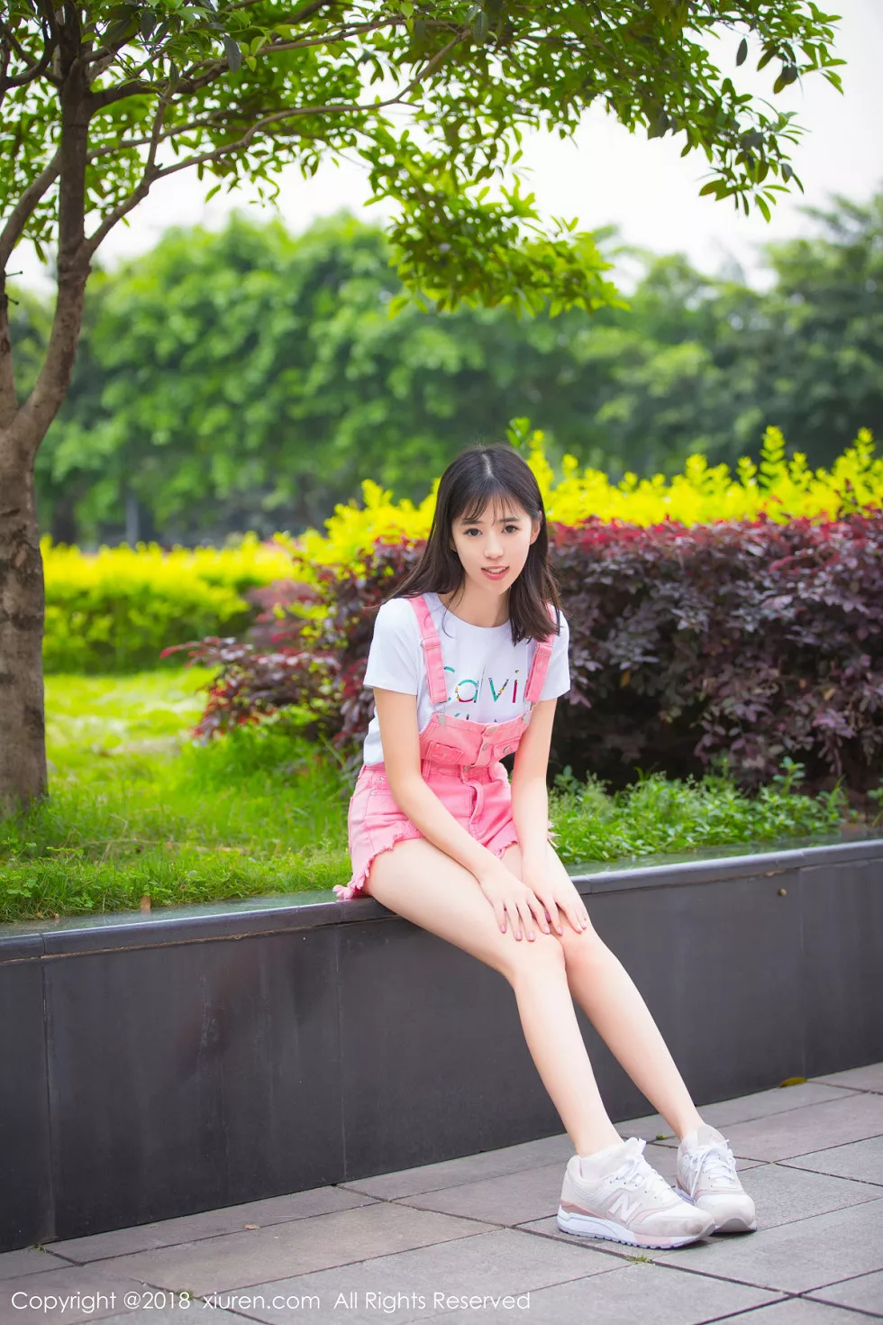 XiuRen第1026期_嫩模艾栗栗居家黑色蕾丝内衣+户外清新美腿魅惑写真42P