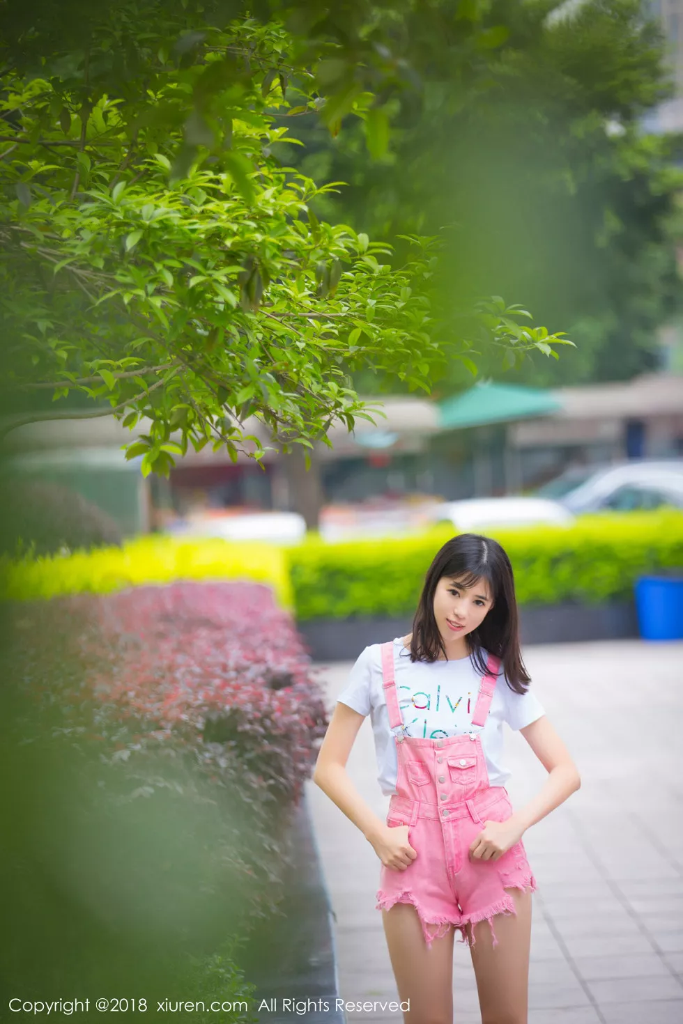 XiuRen第1026期_嫩模艾栗栗居家黑色蕾丝内衣+户外清新美腿魅惑写真42P