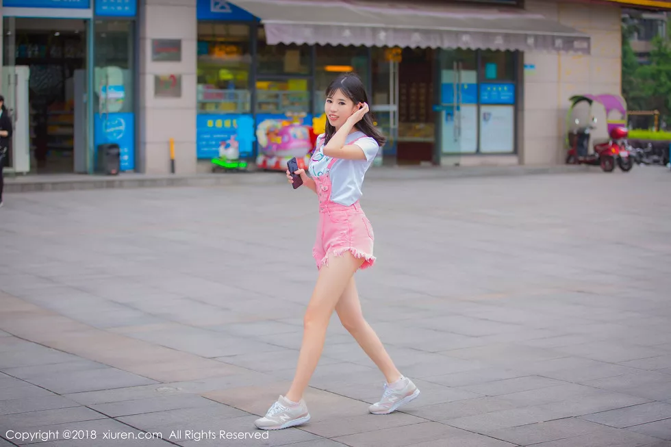 XiuRen第1026期_嫩模艾栗栗居家黑色蕾丝内衣+户外清新美腿魅惑写真42P