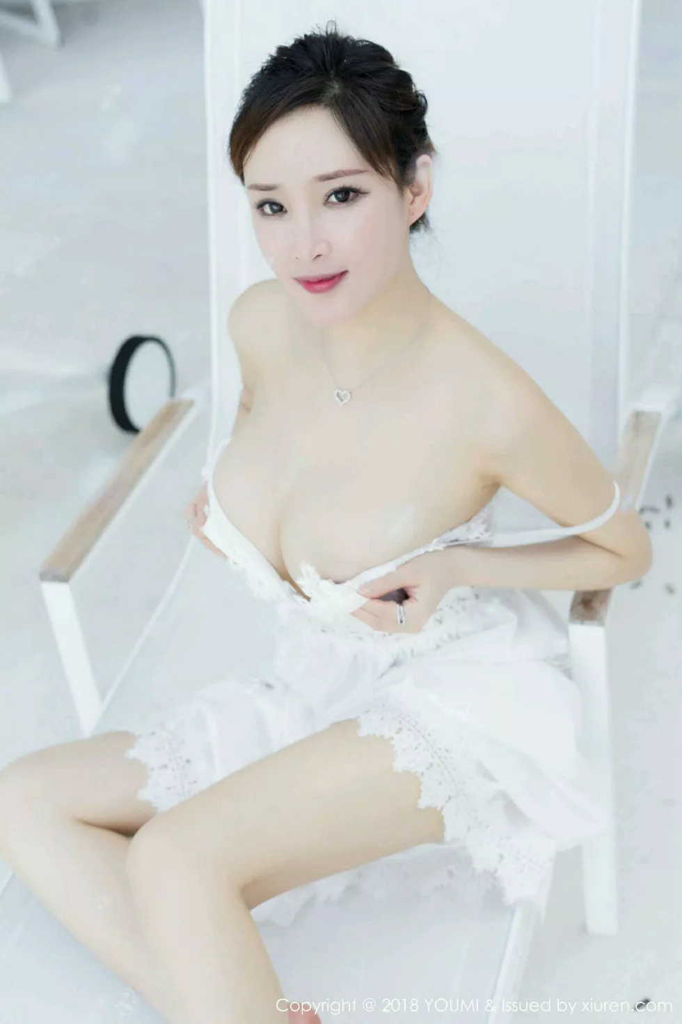[YouMi尤蜜荟]Vol.168_女神土肥圆矮挫穷苏梅岛旅拍全裸上身双手挡乳撩人诱惑写真42P
