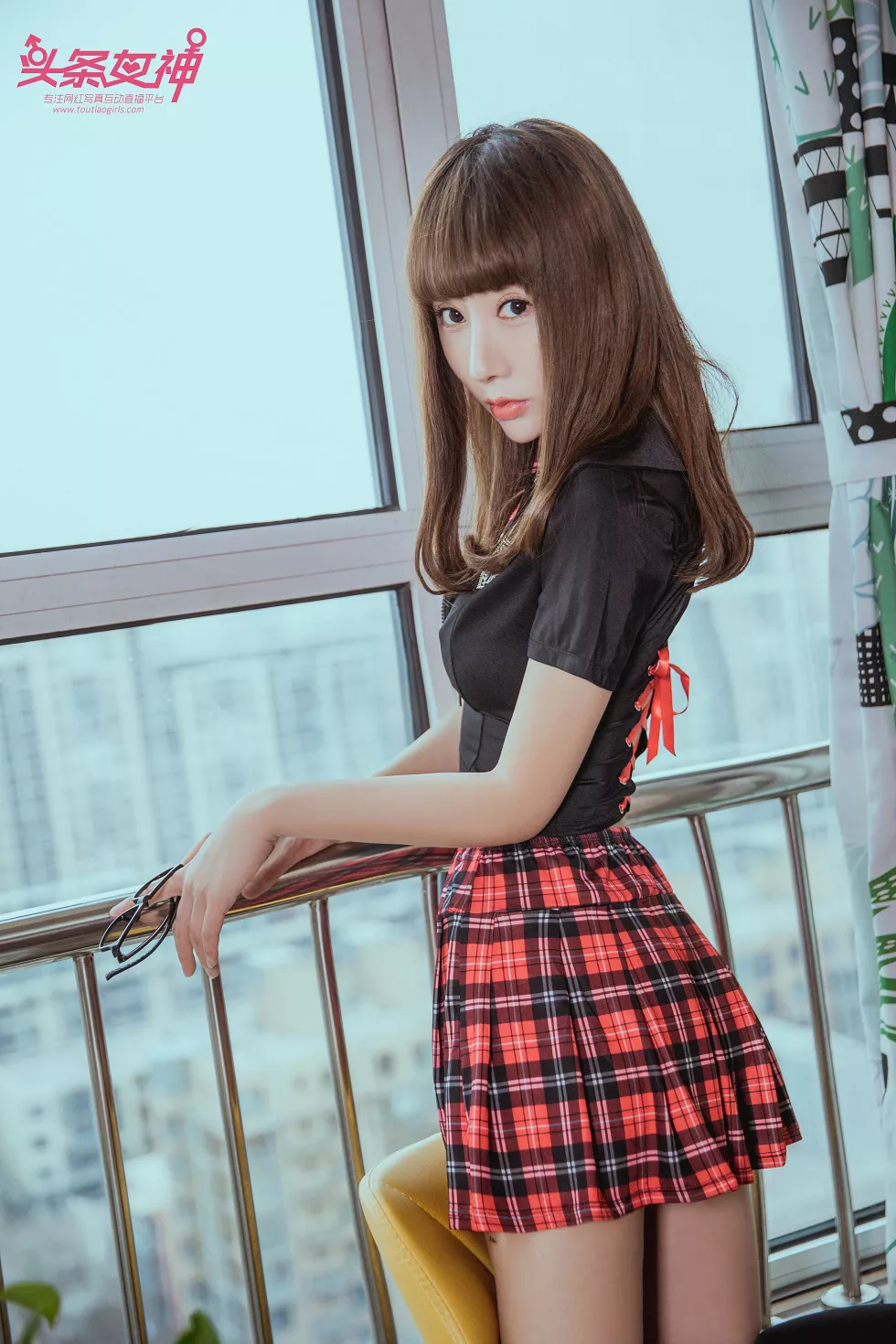 [Toutiao头条女神]No.649_嫩模笑笑学生装红色格子裙半撩露性感白色内裤诱惑写真19P