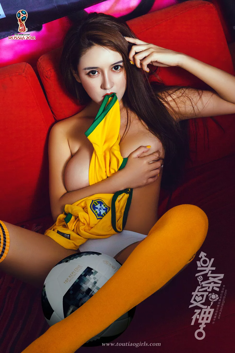 [Toutiao头条女神]No.652_嫩模大晗性感足球宝贝撩衣露浑圆美乳撩人诱惑写真25P