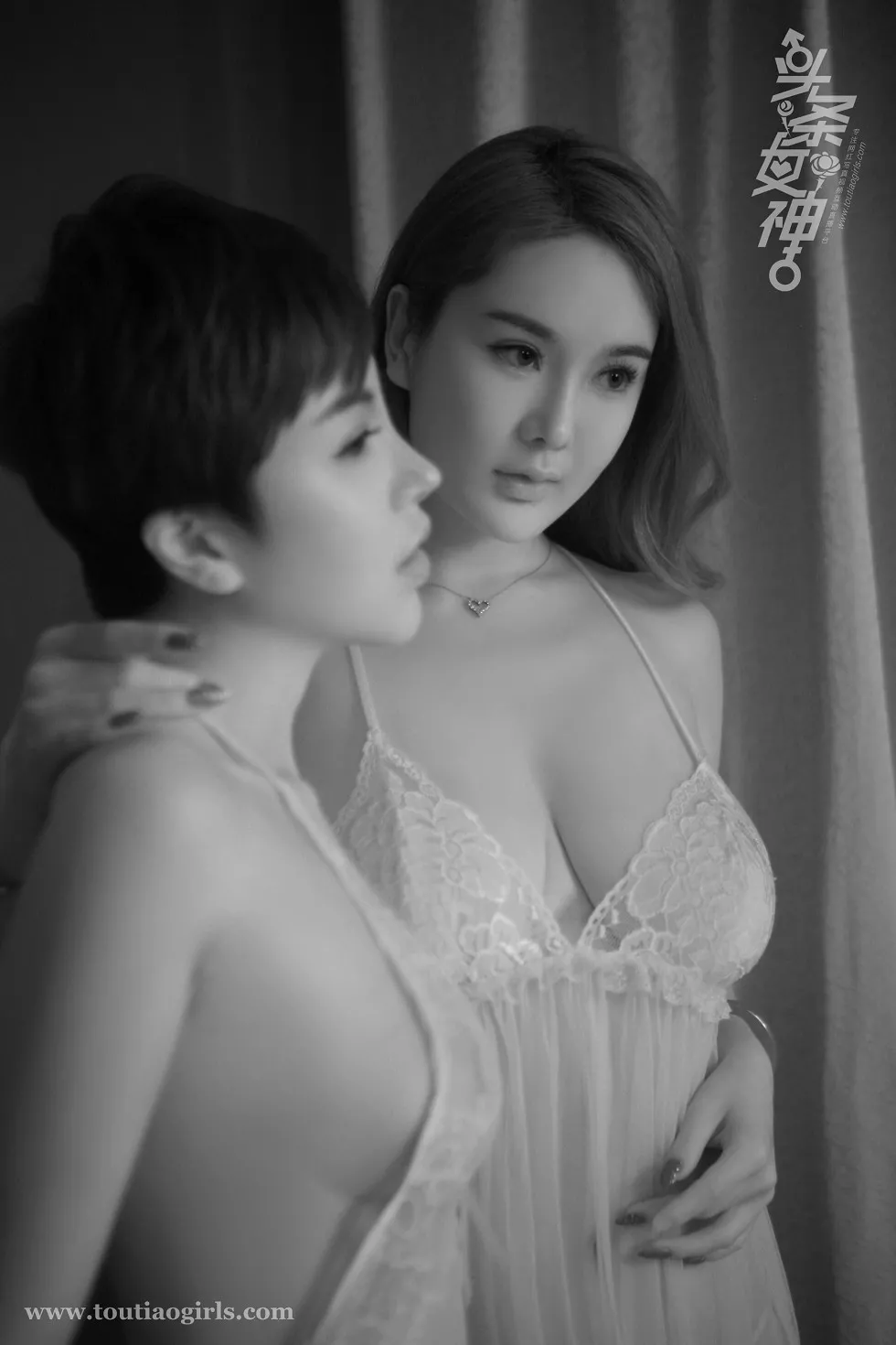 [Toutiao头条女神]No.654_嫩模易阳&卓然私房白色蕾丝睡衣露豪乳黑白大片诱惑写真24P