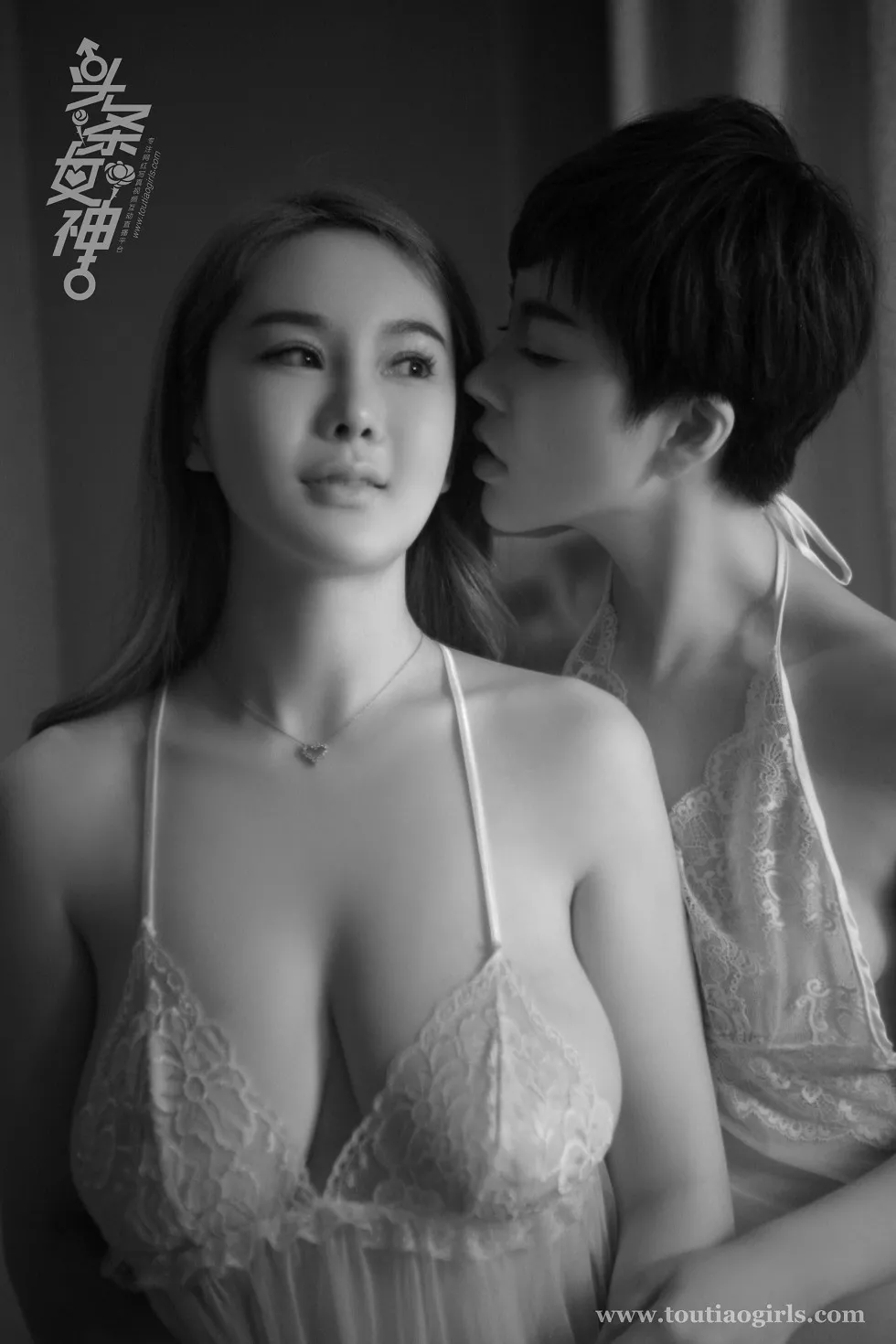 [Toutiao头条女神]No.654_嫩模易阳&卓然私房白色蕾丝睡衣露豪乳黑白大片诱惑写真24P