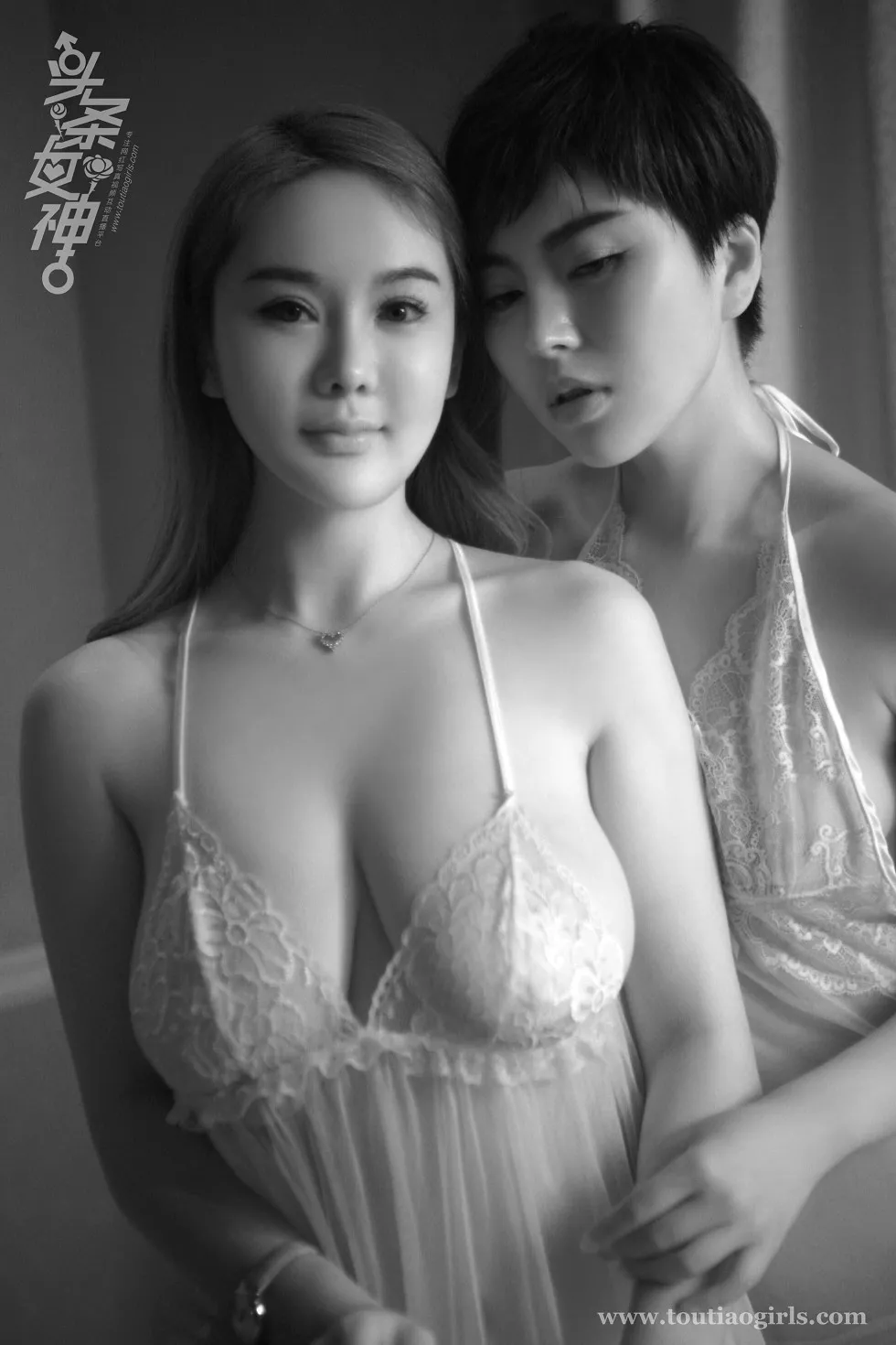 [Toutiao头条女神]No.654_嫩模易阳&卓然私房白色蕾丝睡衣露豪乳黑白大片诱惑写真24P