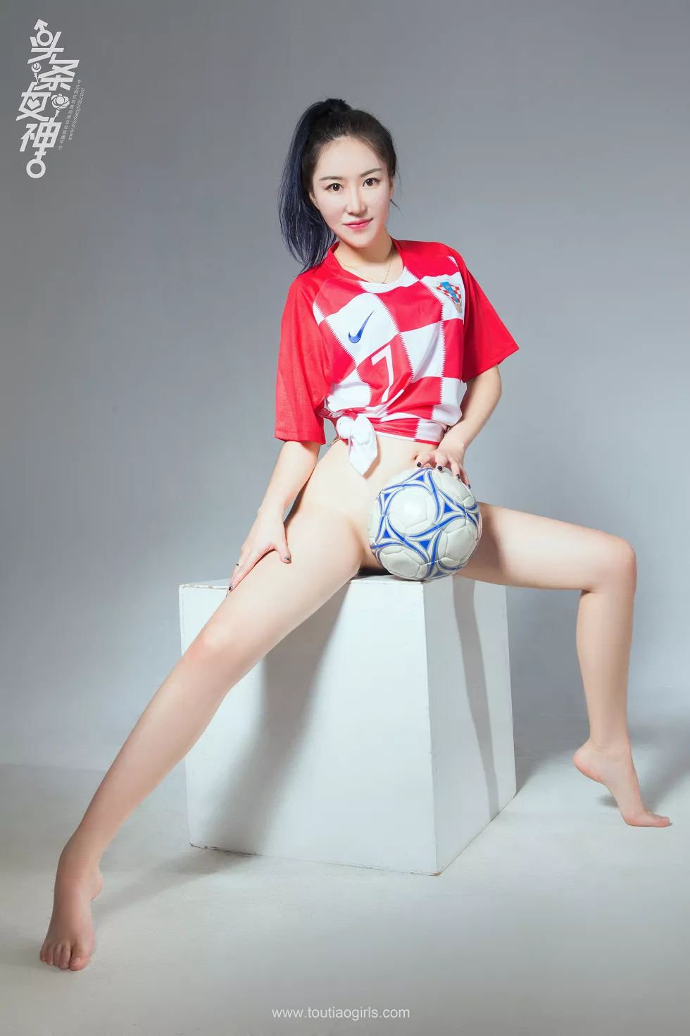 [Toutiao头条女神]No.664_嫩模米雪性感足球宝贝配红色丁字裤半脱撩人诱惑写真11P
