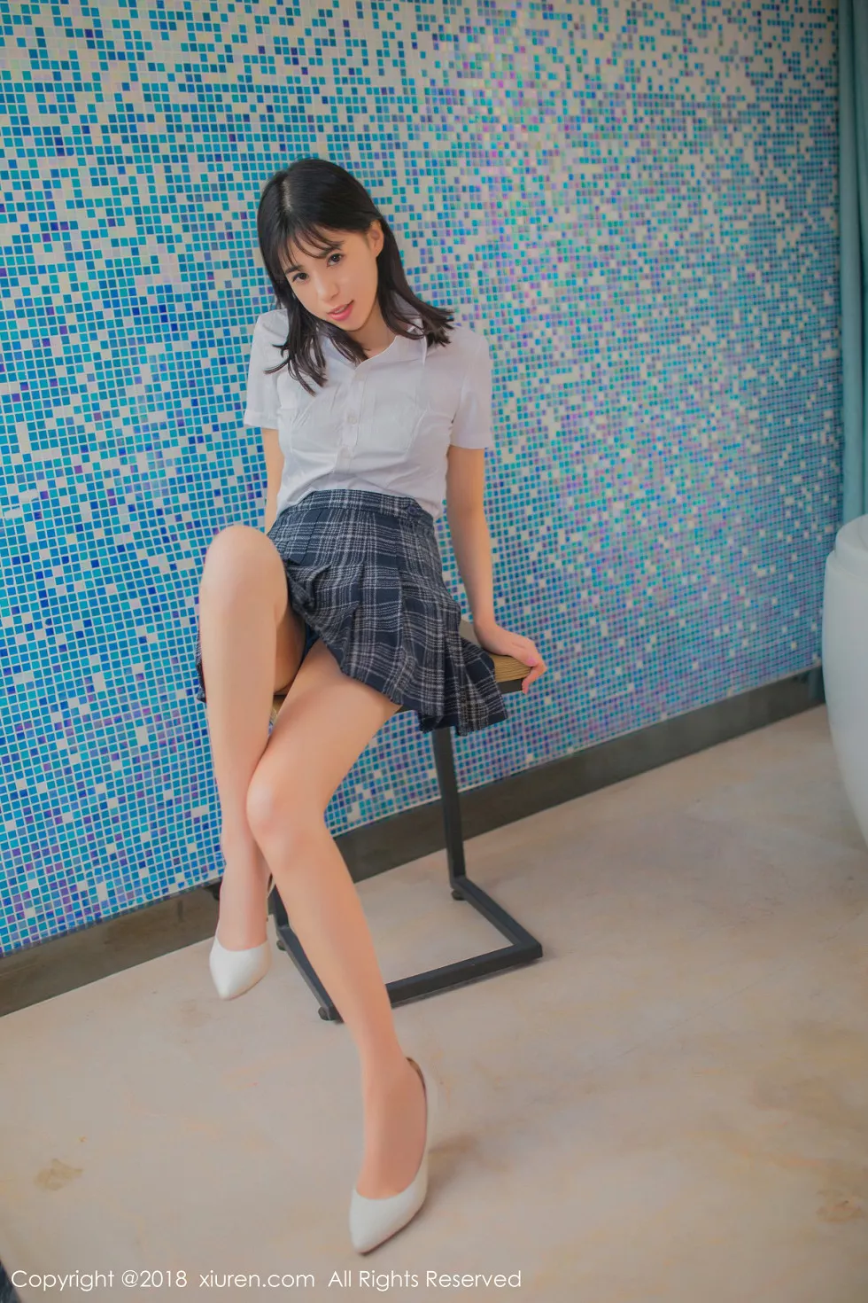 XiuRen第1094期_嫩模艾栗栗性感学生制服半脱黑色蕾丝内衣秀美胸迷人写真50P