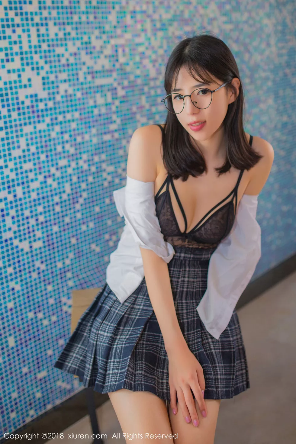 XiuRen第1094期_嫩模艾栗栗性感学生制服半脱黑色蕾丝内衣秀美胸迷人写真50P
