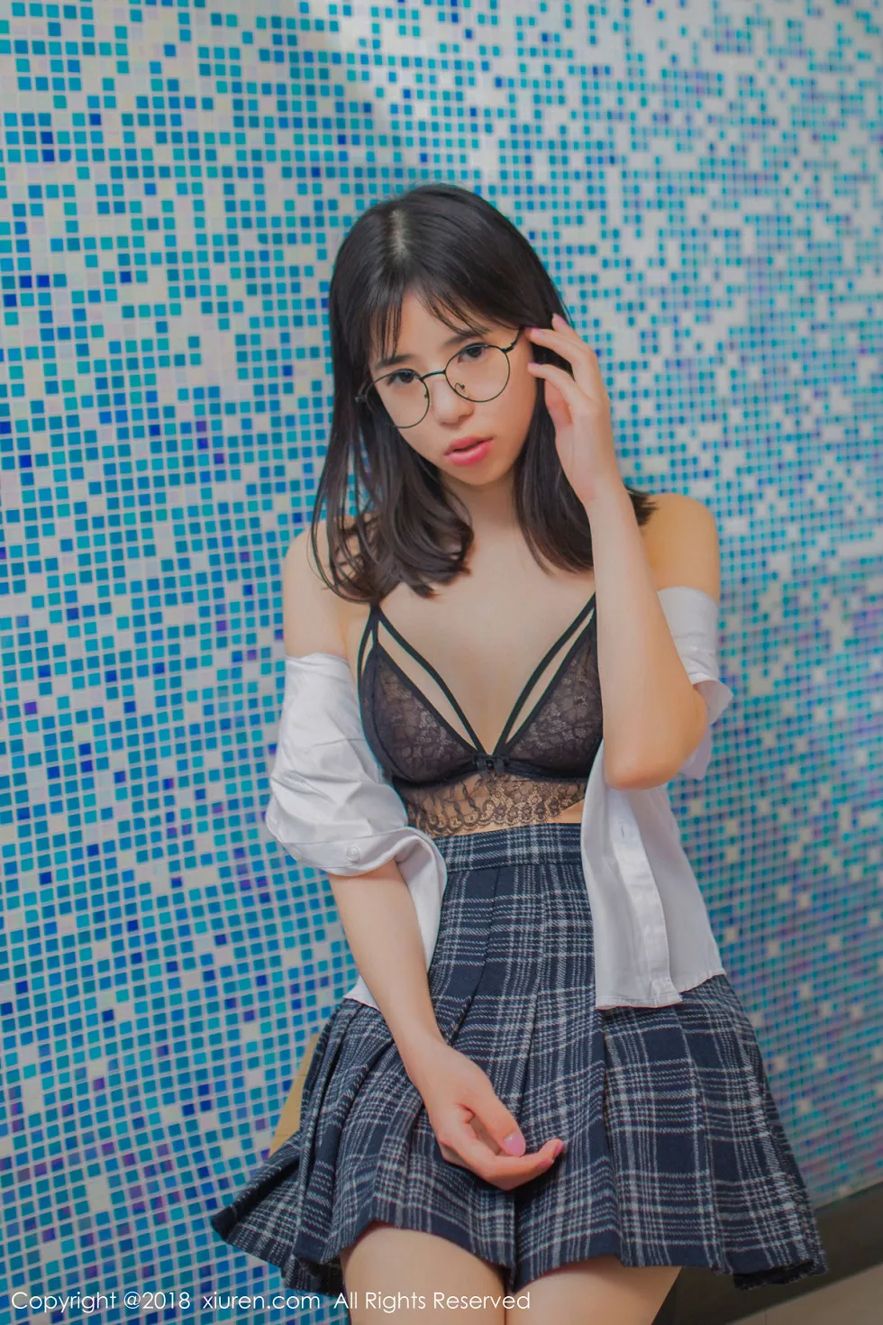 XiuRen第1094期_嫩模艾栗栗性感学生制服半脱黑色蕾丝内衣秀美胸迷人写真50P