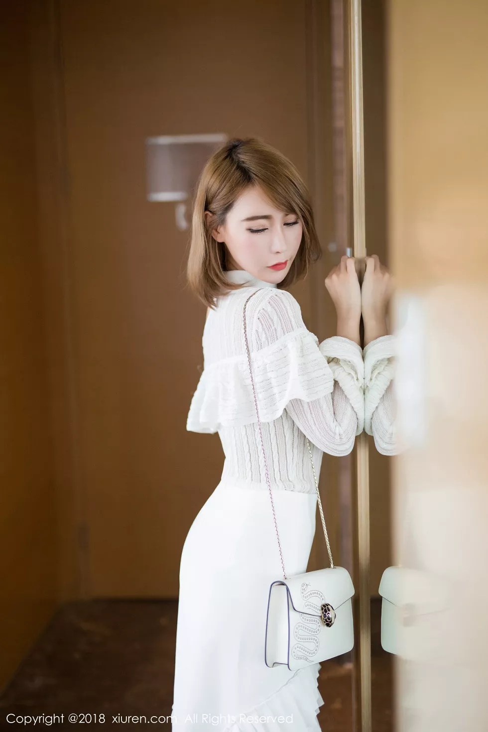 XiuRen第1121期_嫩模楚恬Olivia私房白色内衣撩衣露豪乳半球极致诱惑写真57P
