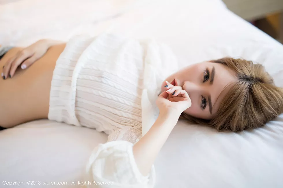 XiuRen第1121期_嫩模楚恬Olivia私房白色内衣撩衣露豪乳半球极致诱惑写真57P