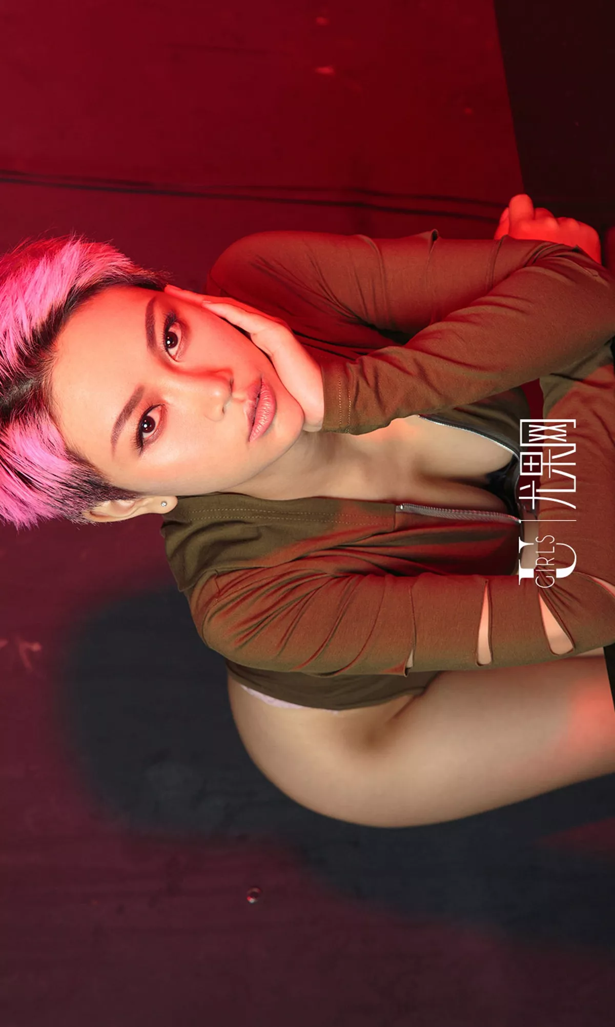 [Ugirls爱尤物]No.1200_短发嫩模Amanda性感夜店风高叉连体衣秀完美身材写真35P