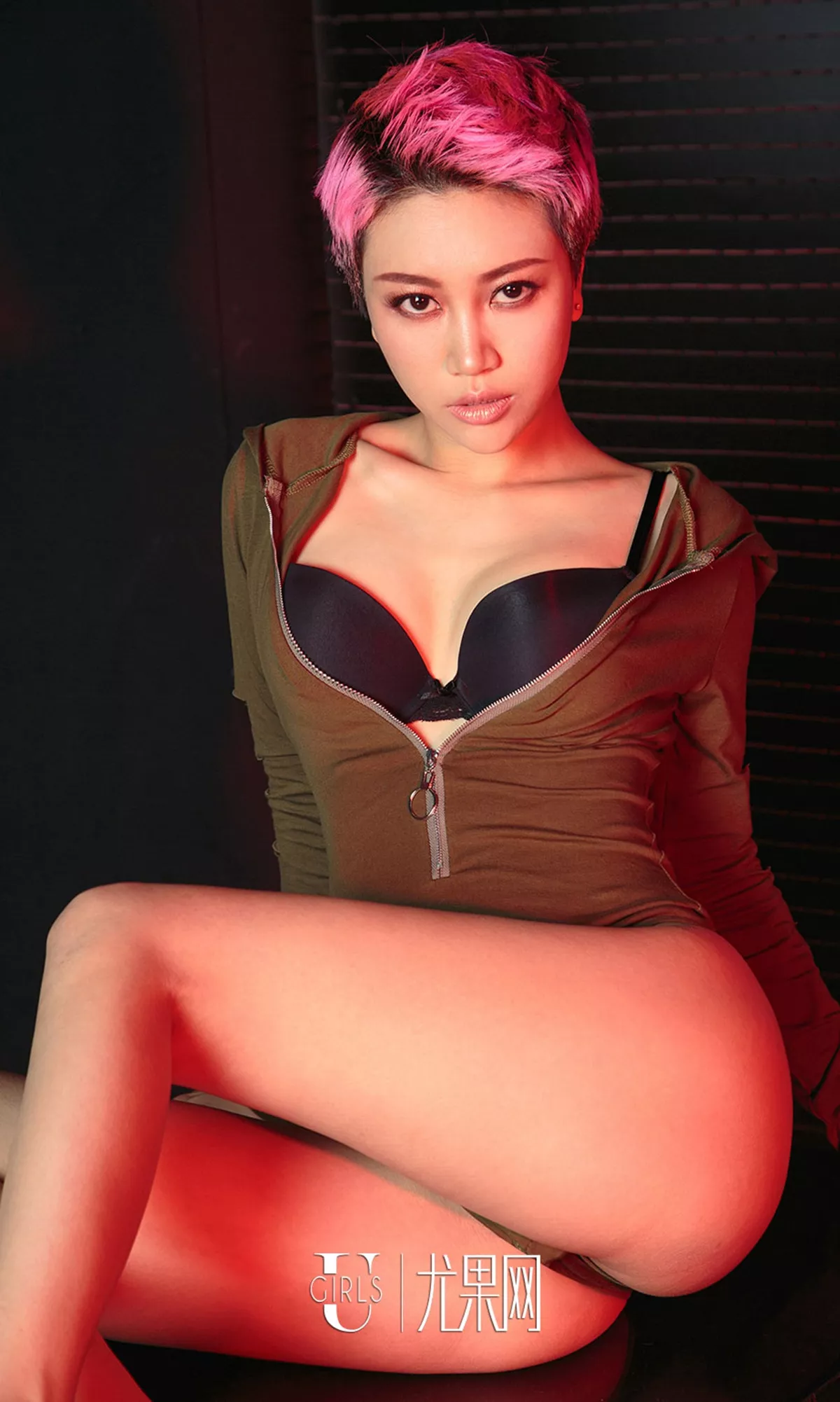 [Ugirls爱尤物]No.1200_短发嫩模Amanda性感夜店风高叉连体衣秀完美身材写真35P