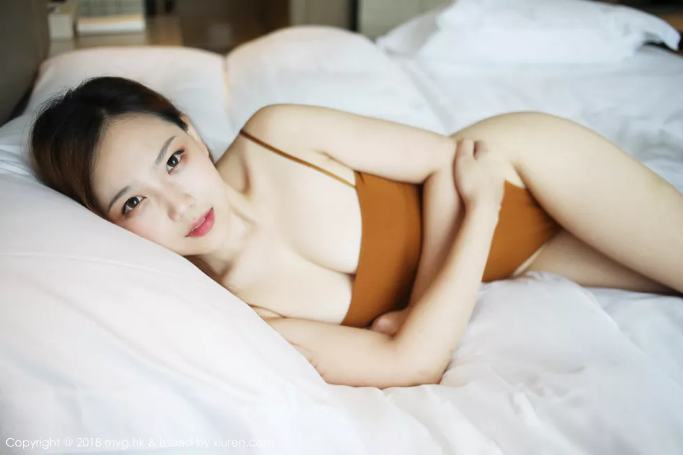 [MyGirl美媛馆]Vol.310_嫩模徐微微mia床上全裸上身露豪乳无内黑丝裤袜翘臀诱惑写真44P