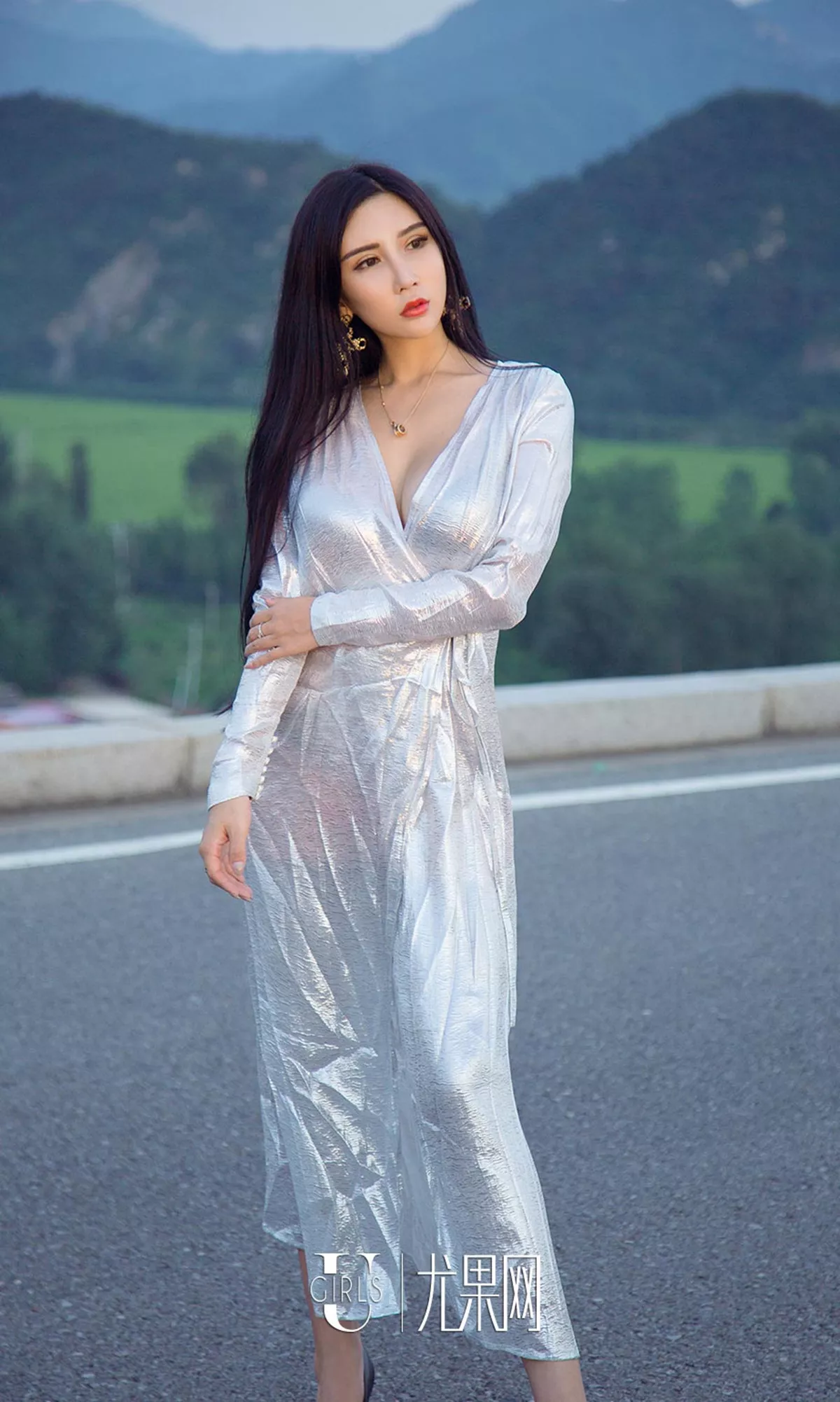 [Ugirls爱尤物]No.1208_嫩模艾霓莎户外性感长裙系列秀完美身材高挑迷人写真35P