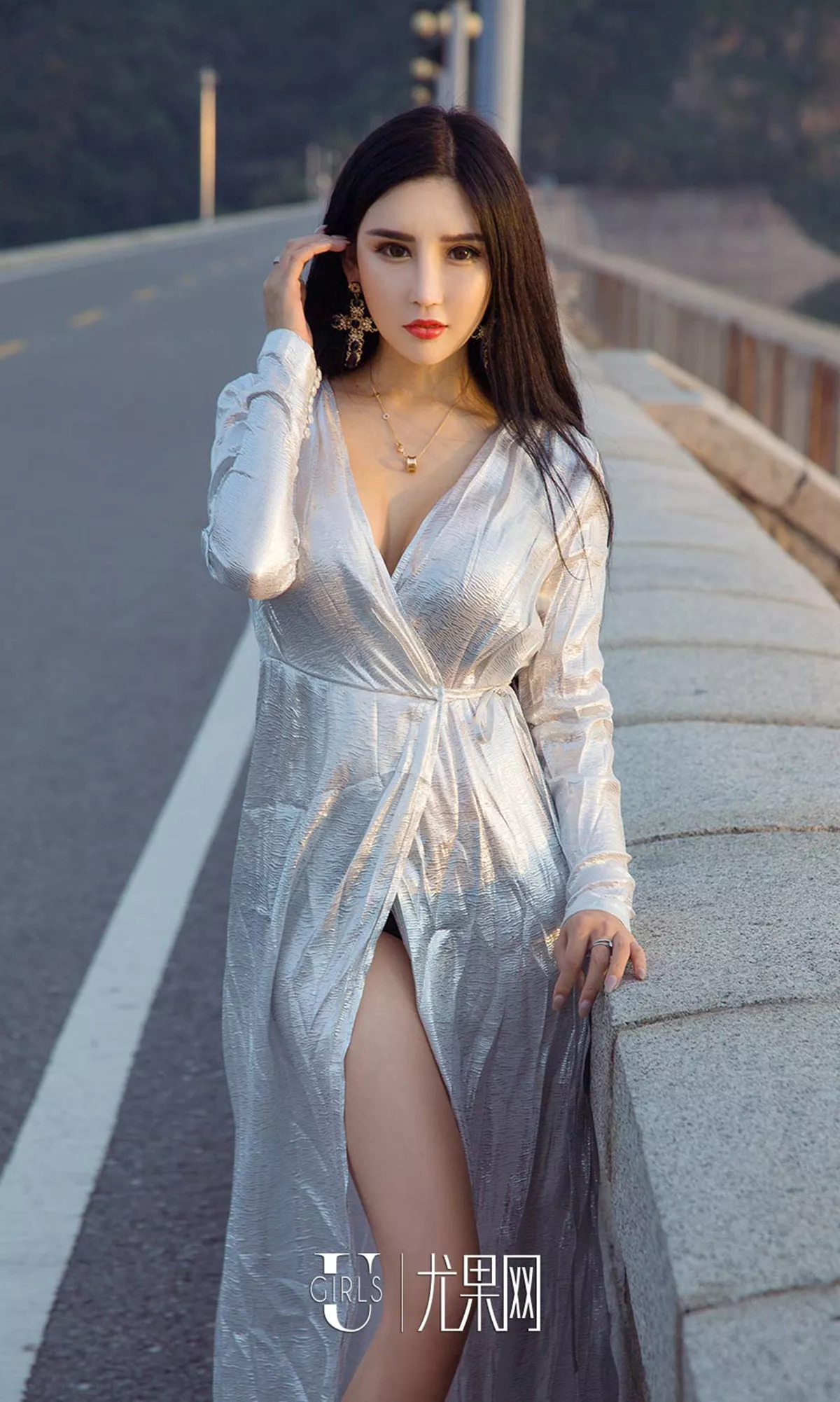 [Ugirls爱尤物]No.1208_嫩模艾霓莎户外性感长裙系列秀完美身材高挑迷人写真35P
