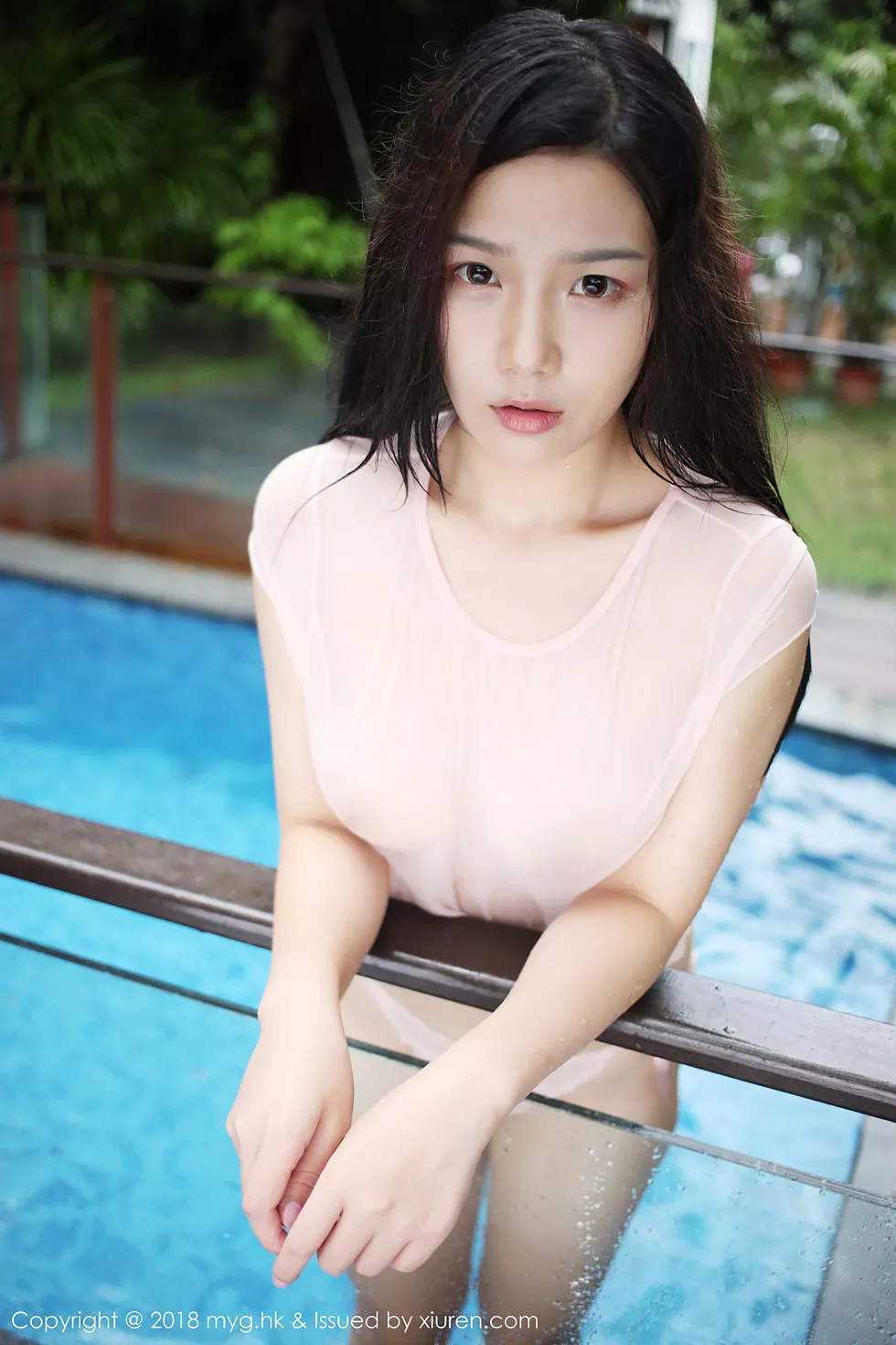 [MyGirl美媛馆]Vol.318_嫩模徐微微mia粉色内衣泳池湿身+全裸上身秀傲人豪乳诱惑写真40P