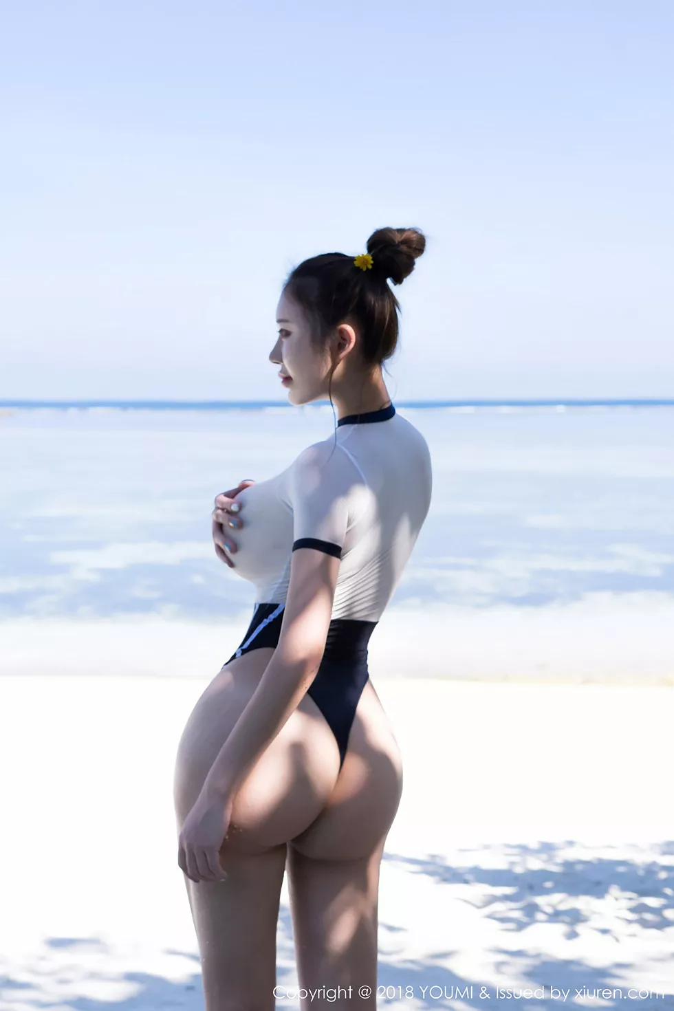[YouMi尤蜜荟]Vol.215_女神Egg_尤妮丝泳池里露背毛衣半脱露丰满肥臀火辣诱惑写真45P