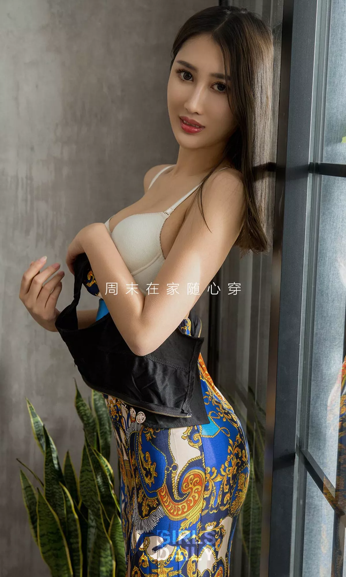 [Ugirls爱尤物]No.1201_嫩模周漠居家私房内衣系列半撩内衣露豪乳双手遮点诱惑写真35P