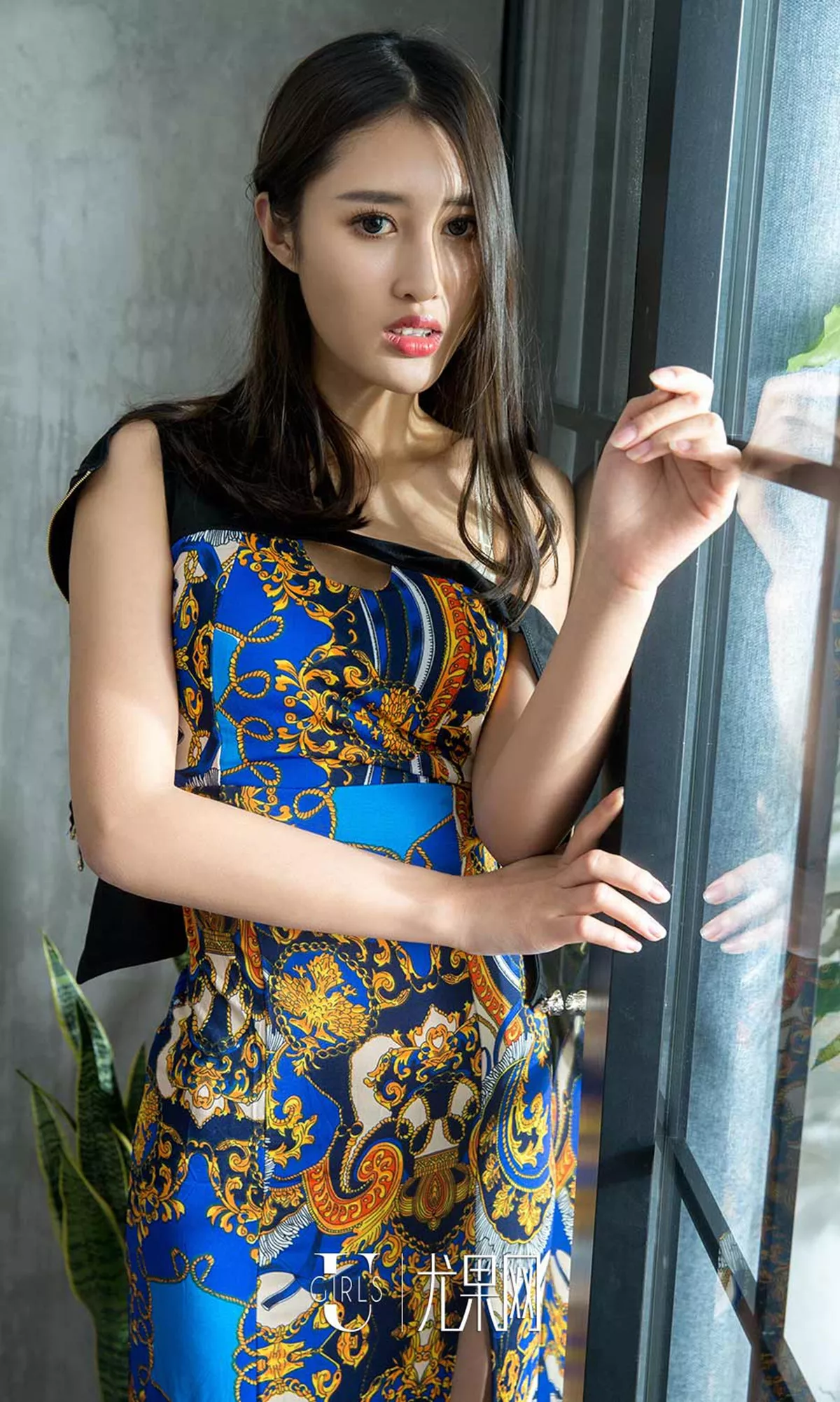 [Ugirls爱尤物]No.1201_嫩模周漠居家私房内衣系列半撩内衣露豪乳双手遮点诱惑写真35P