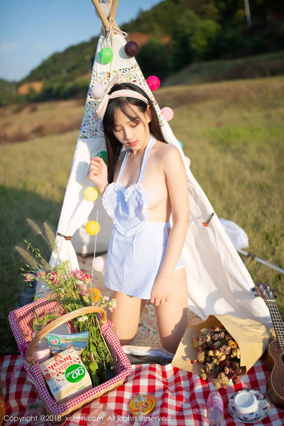 XiuRen第1207期_嫩模徐微微mia户外性感女仆装半脱露美乳翘臀极致诱惑写真80P