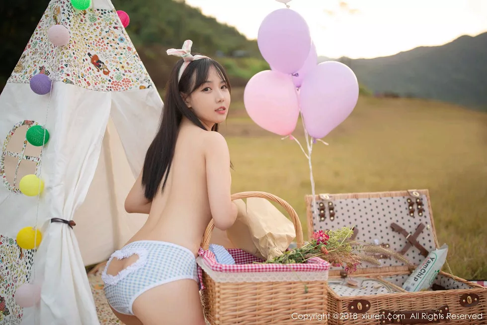 XiuRen第1207期_嫩模徐微微mia户外性感女仆装半脱露美乳翘臀极致诱惑写真80P