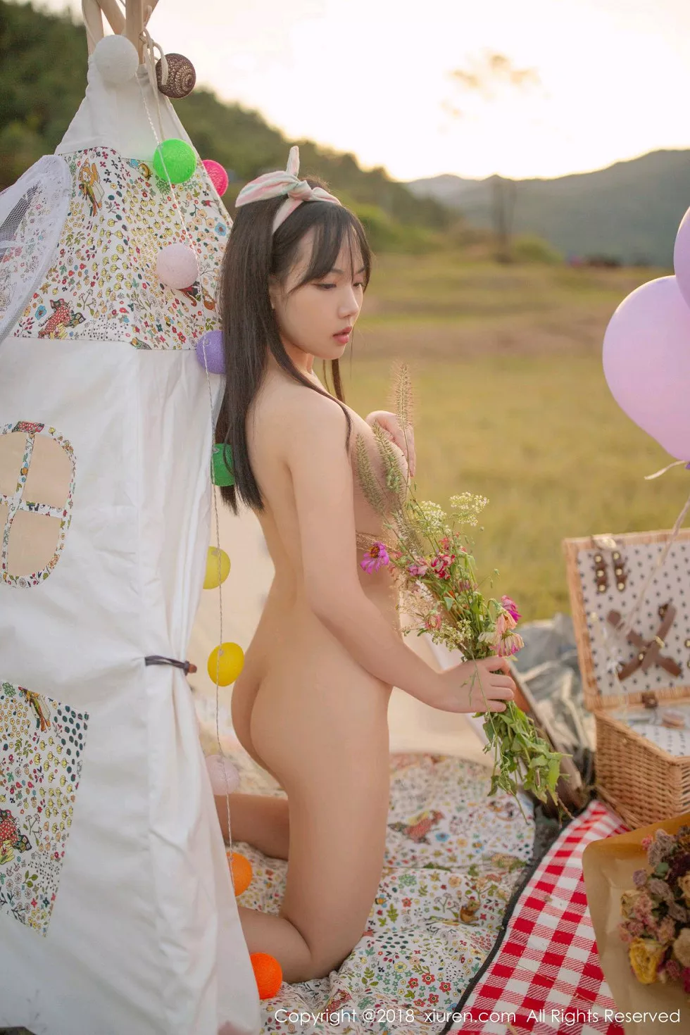 XiuRen第1207期_嫩模徐微微mia户外性感女仆装半脱露美乳翘臀极致诱惑写真80P